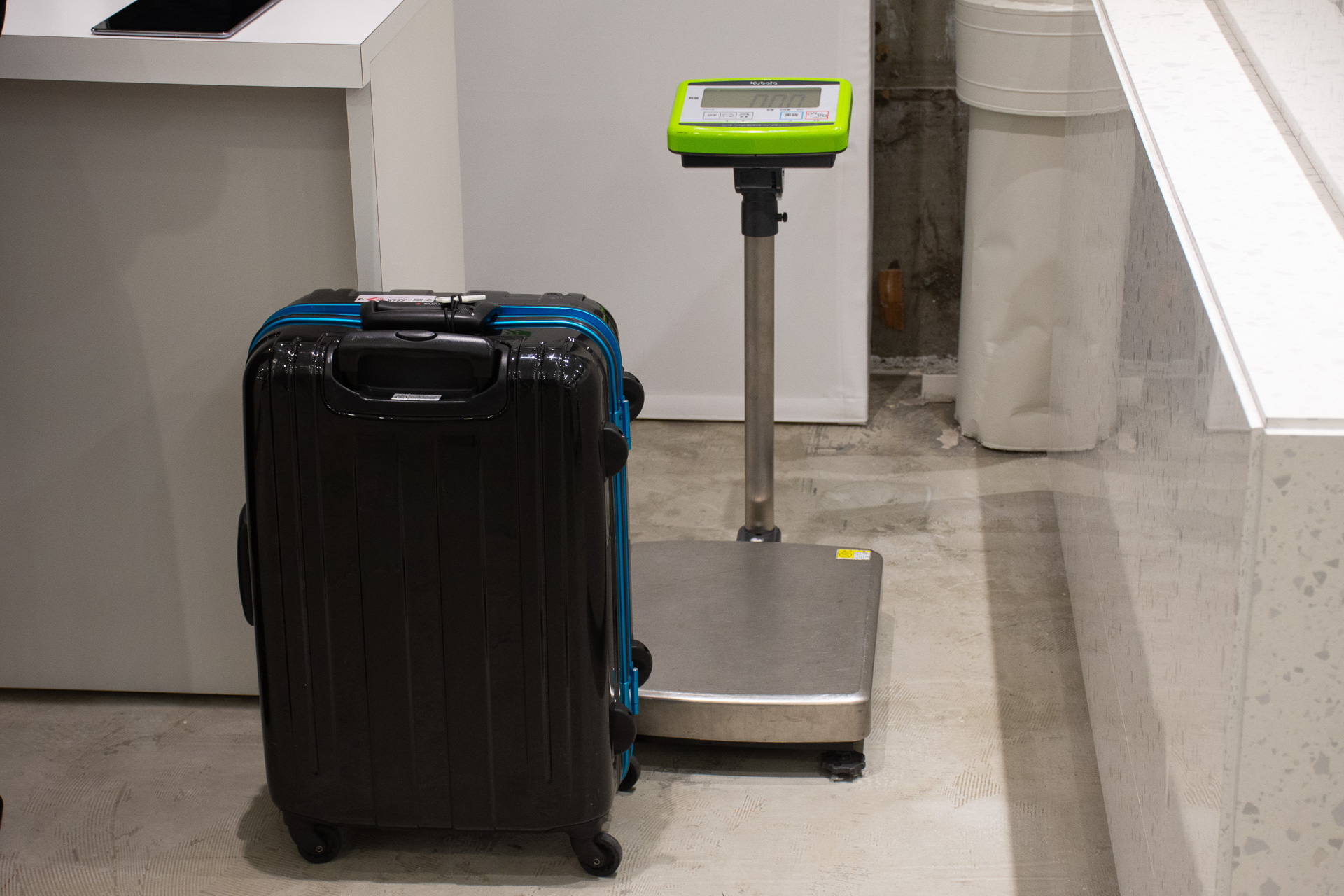 荷物の重さを確認する。実証実験では規定重量を超過した手荷物は扱わない