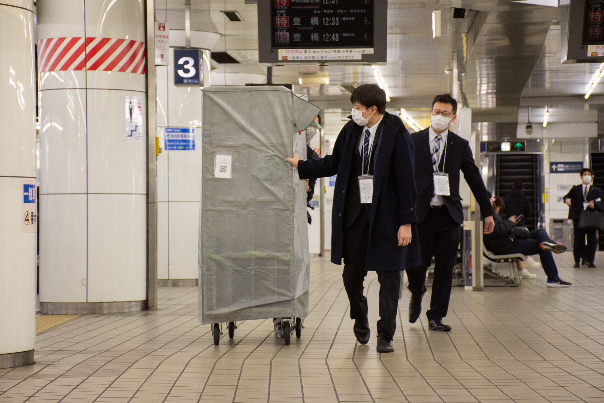 利用者とは異なる動線で空港へ向かう。今回は回送電車にカートを乗せていた