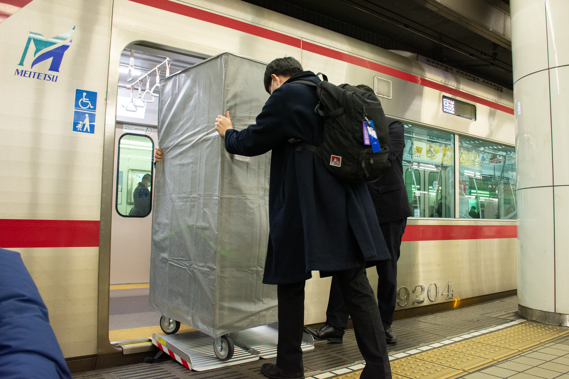 利用者とは異なる動線で空港へ向かう。今回は回送電車にカートを乗せていた