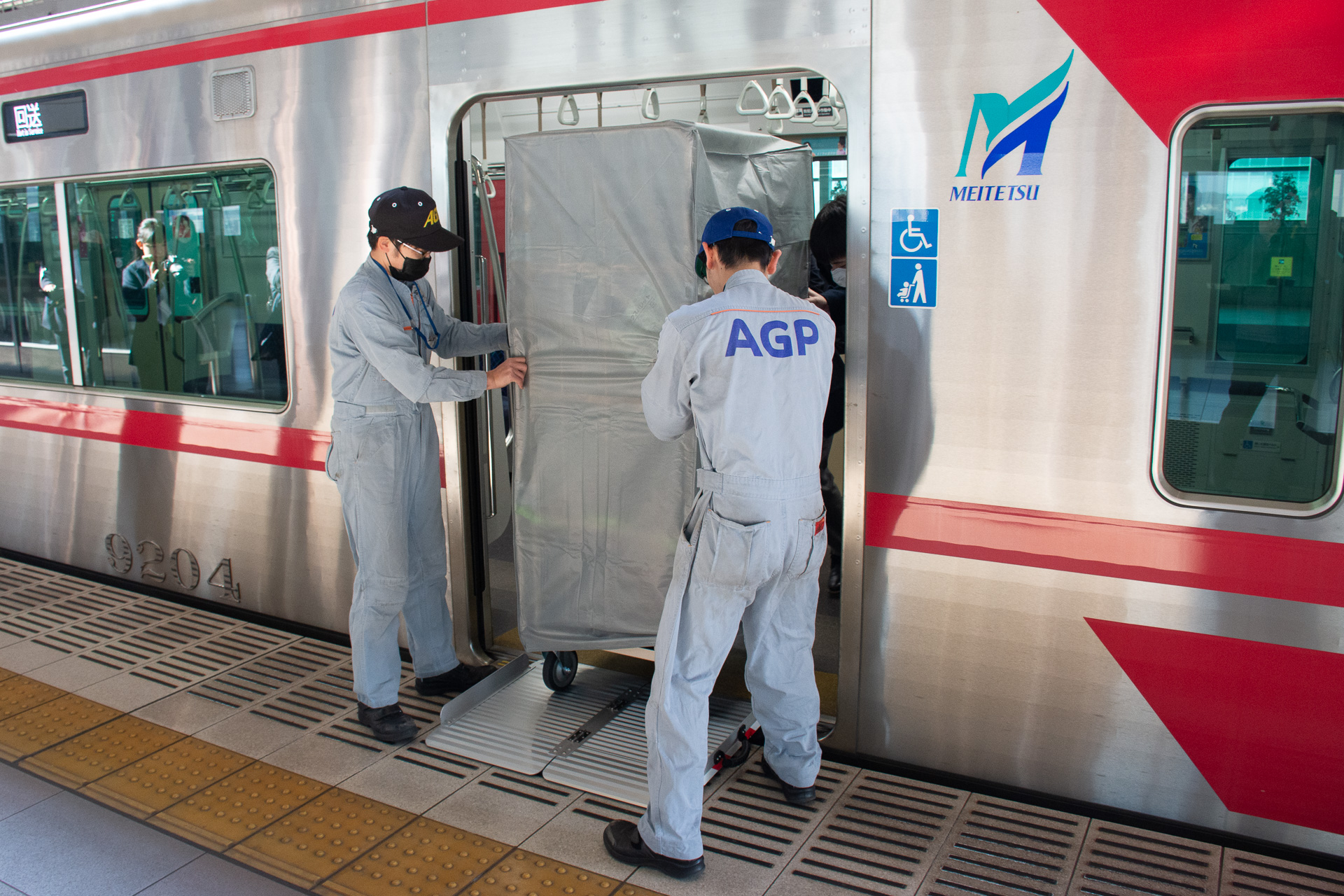 カートが列車から降りた