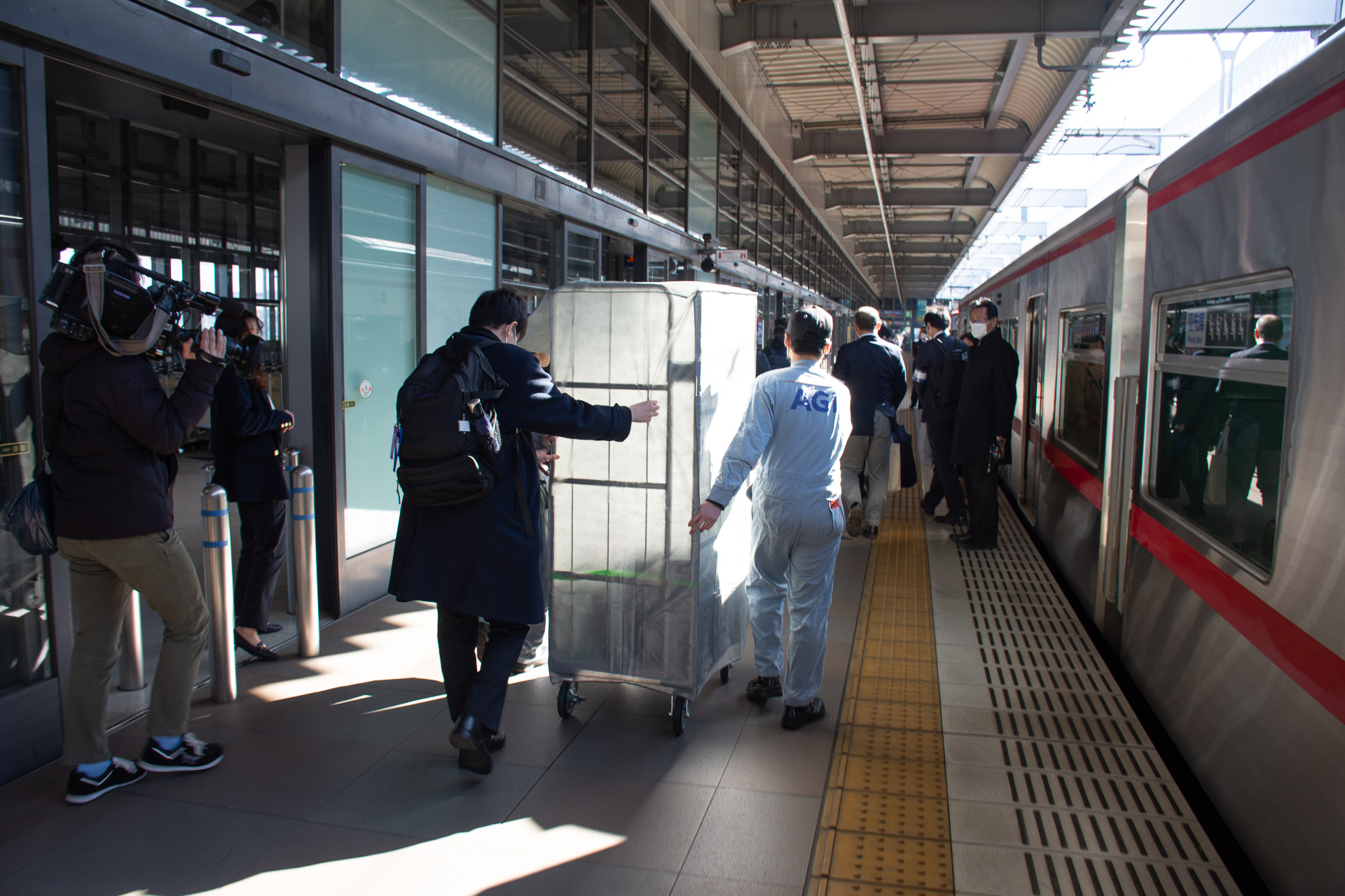 ホームを通って空港施設内に。このあとは各エアラインの荷物搬送ルートへ向かう