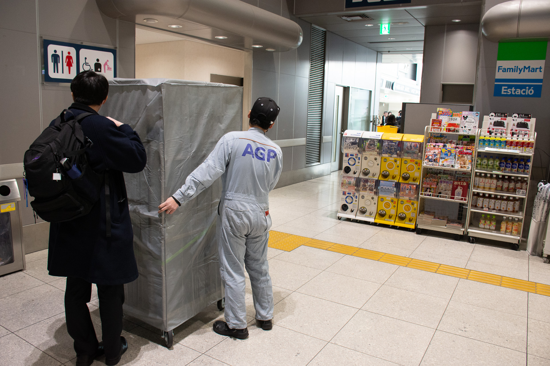 ホームを通って空港施設内に。このあとは各エアラインの荷物搬送ルートへ向かう