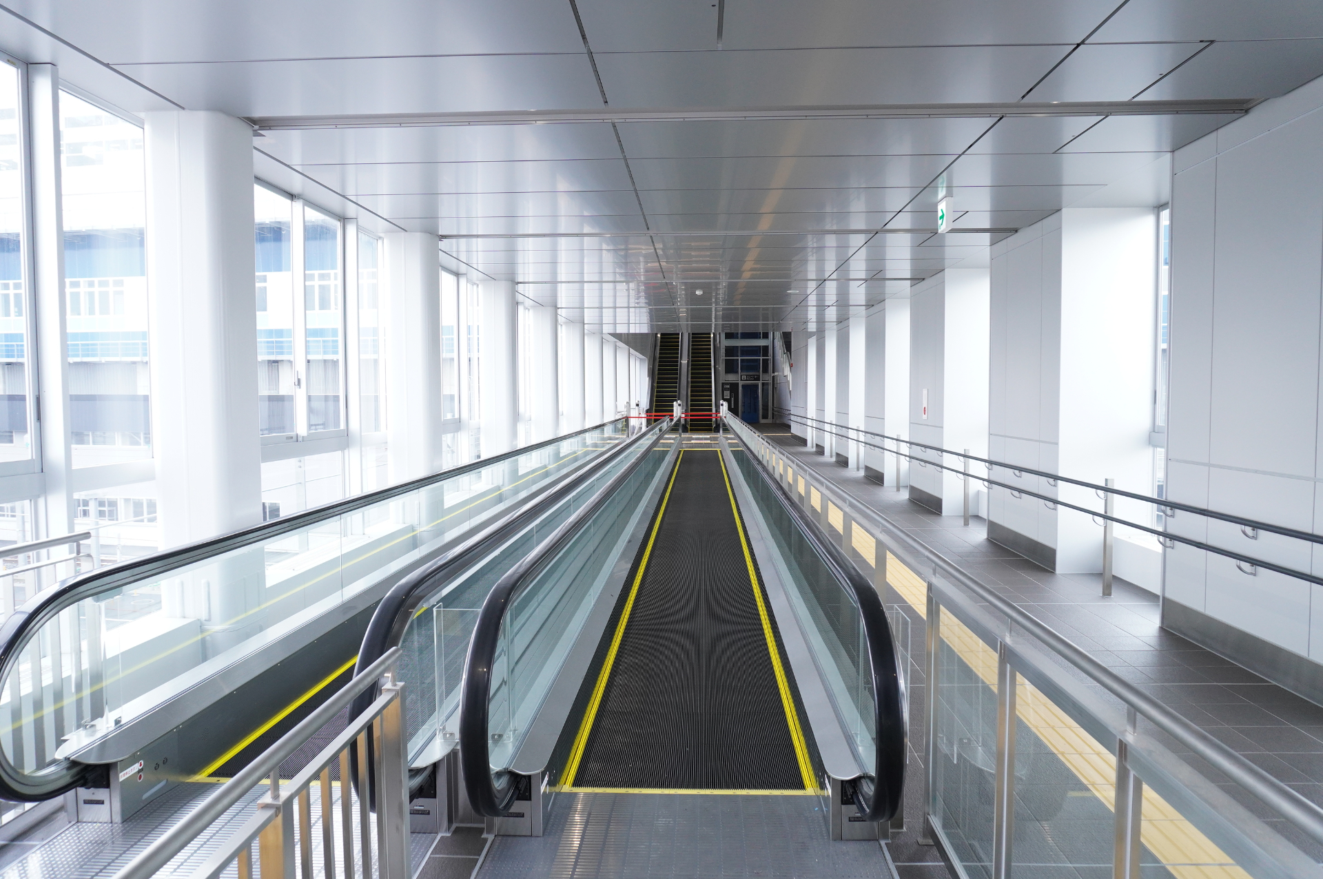 在来線ホームと新駅舎をつなぐ連絡通路には動く歩道が設けられている