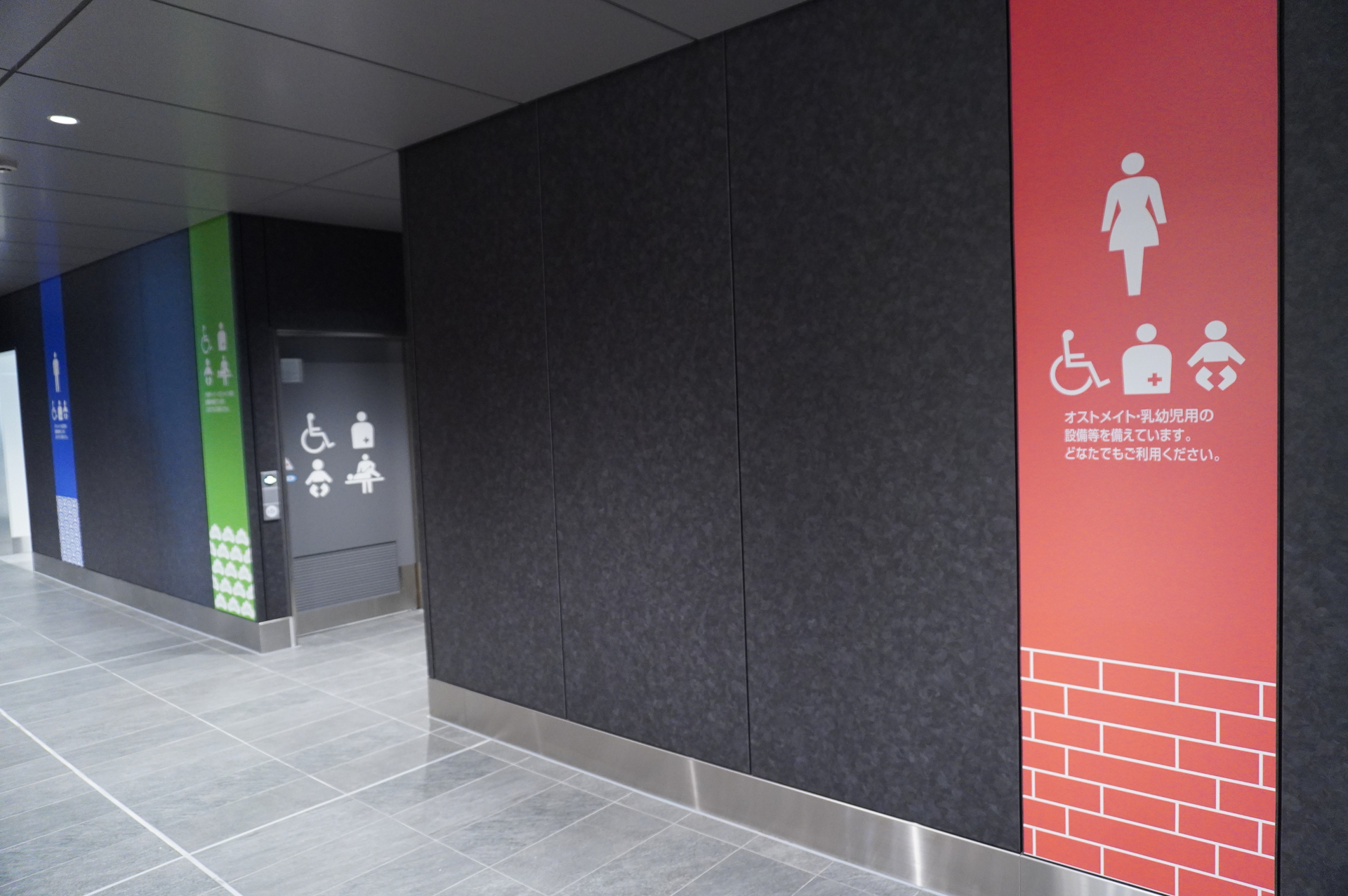 景色を楽しめる待合室と広いトイレは2階コンコースの両端（在来線側/新幹線側）にある