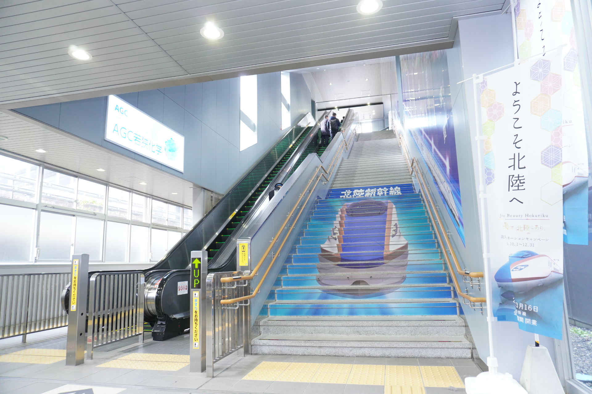 階段・エスカレーターをのぼって在来線コンコースへ