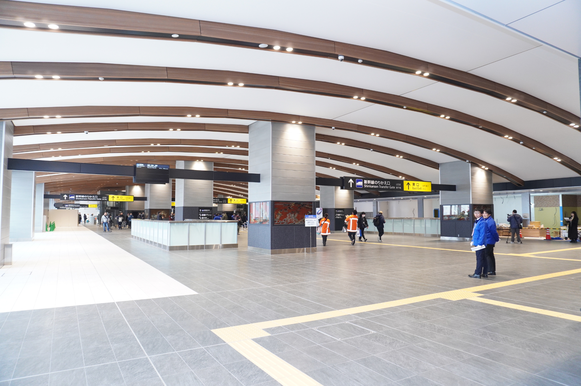 新駅舎の2階コンコースに到着。敦賀駅正面出入口からここまで、自分の足で歩いて6～10分くらいだった