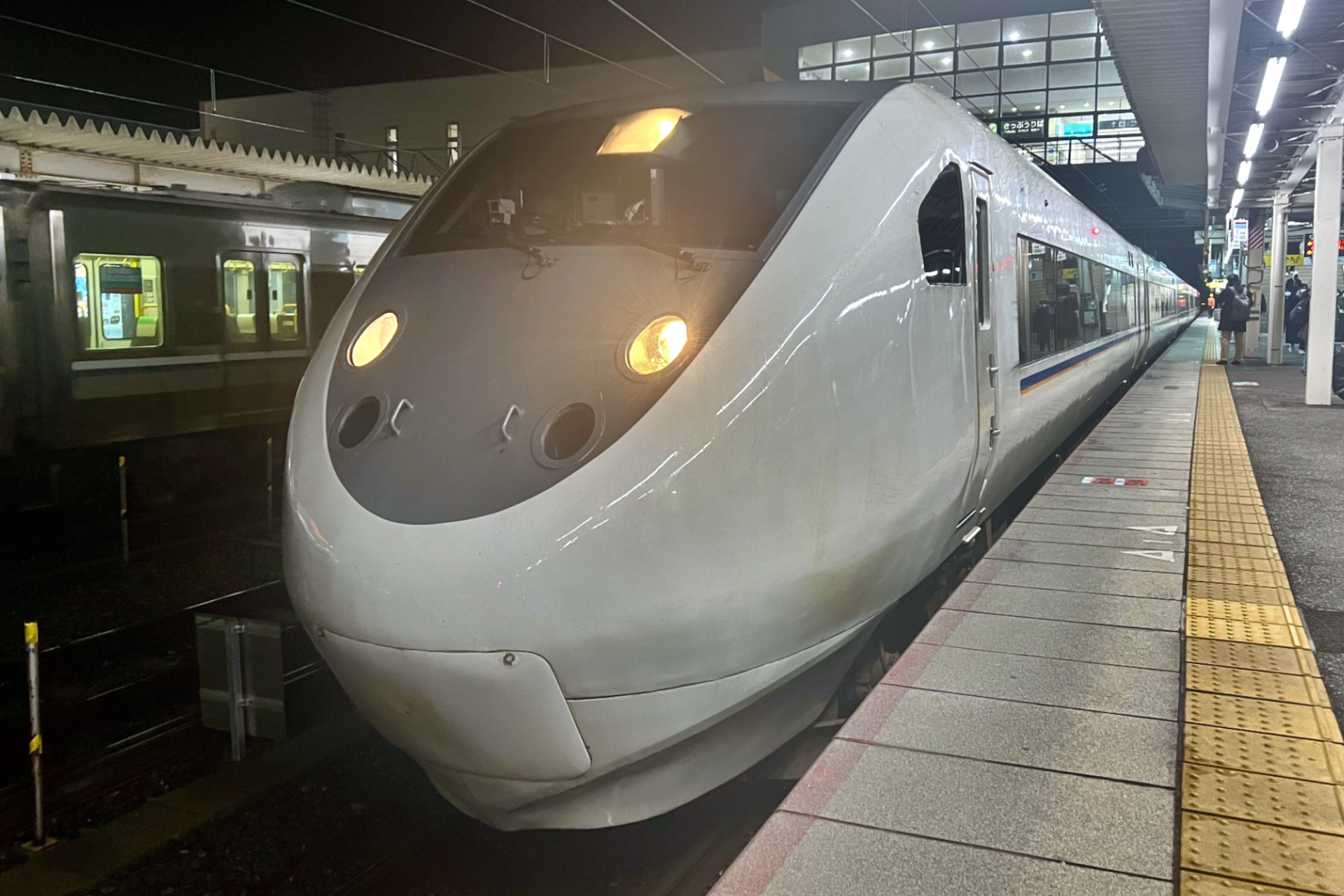 米原駅を出発する特急しらさぎ