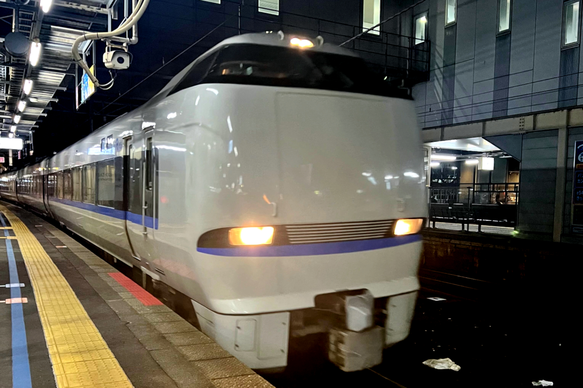 米原駅を出発する特急サンダーバード