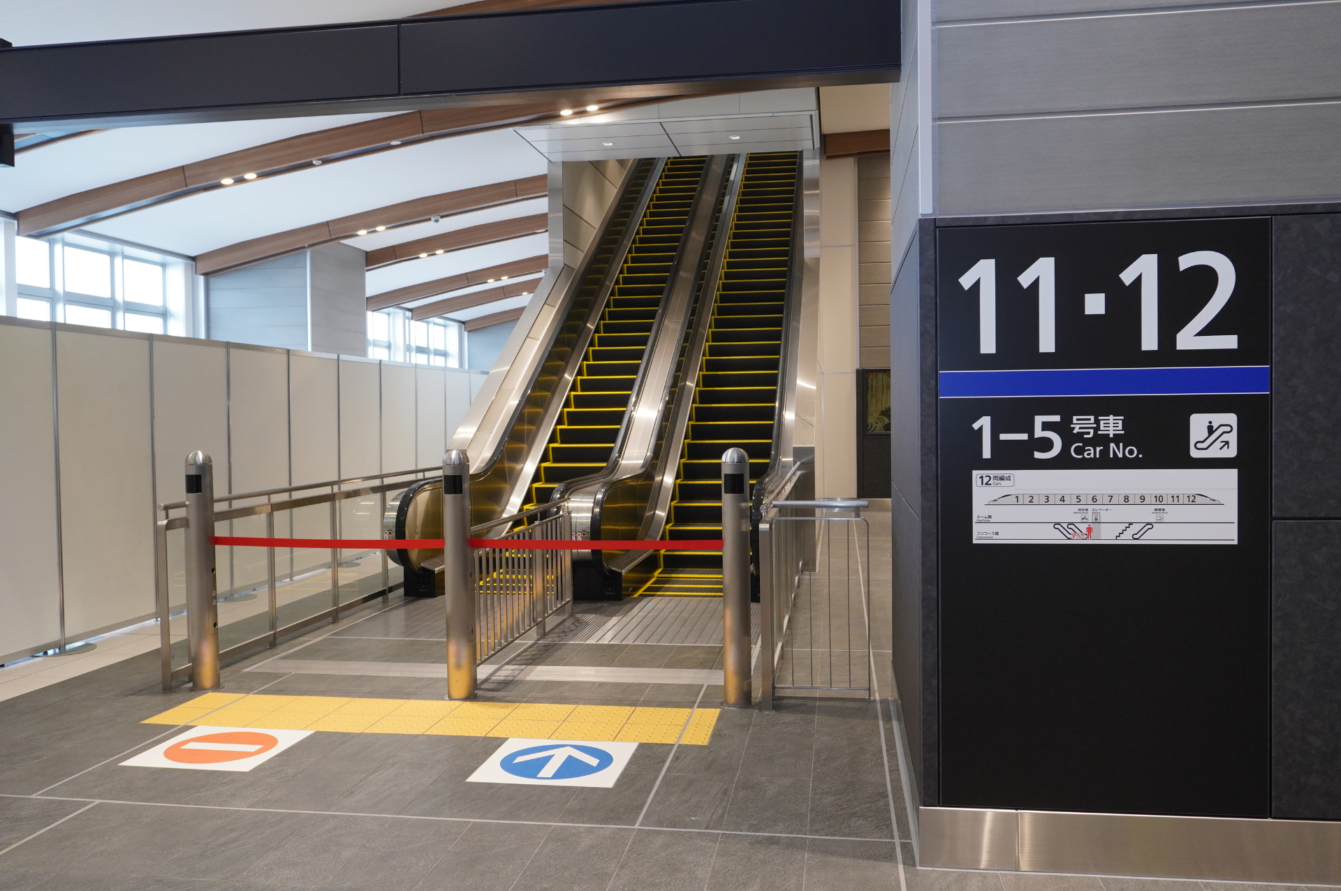 3階に上がると新幹線ホーム（11・12/13・14）となる