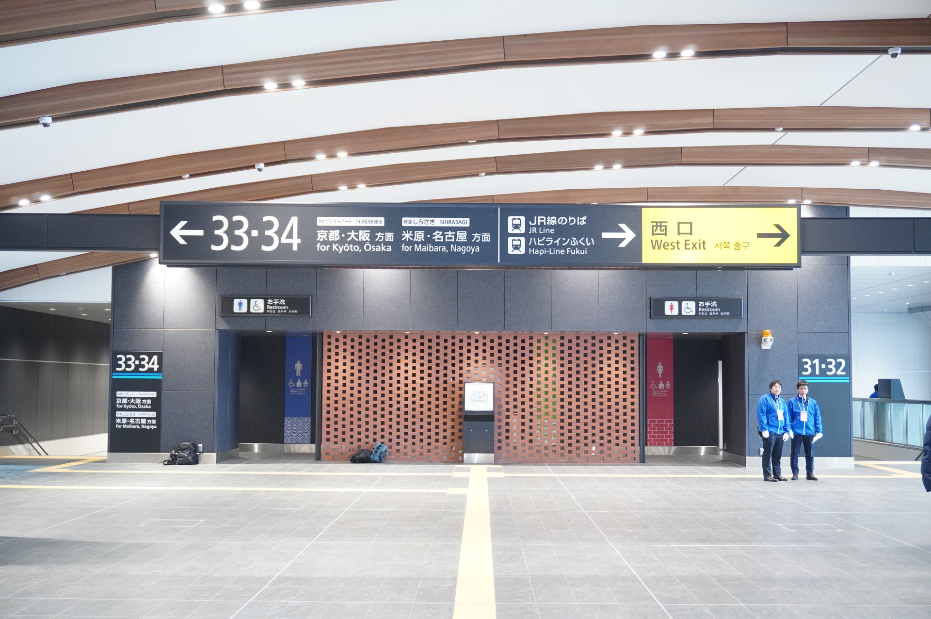 在来線構内コンコース（大阪・名古屋方向）