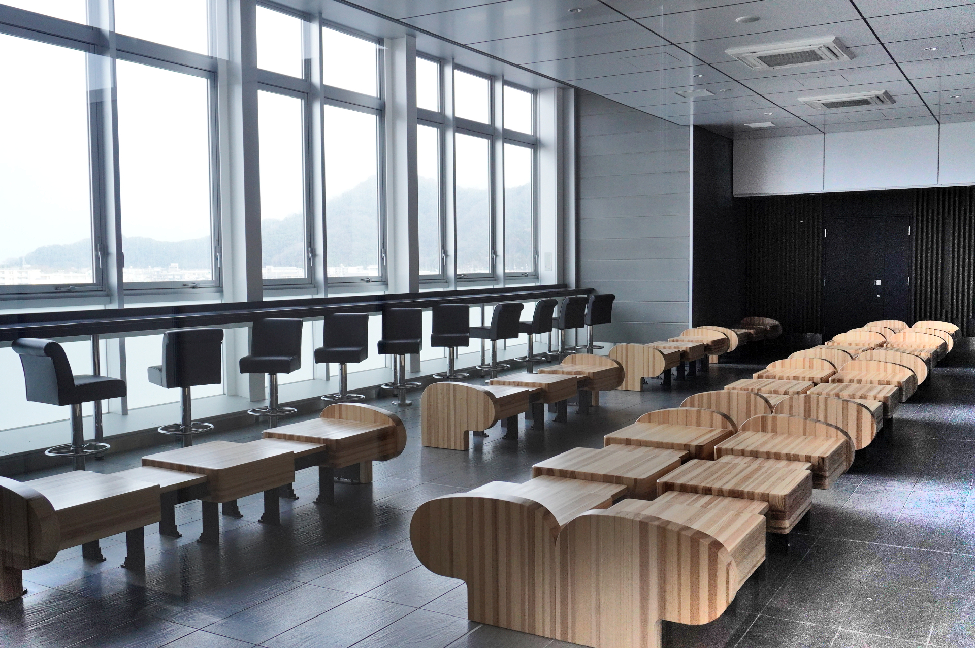 景色を楽しめる待合室と広いトイレは2階コンコースの両端（在来線側/新幹線側）にある