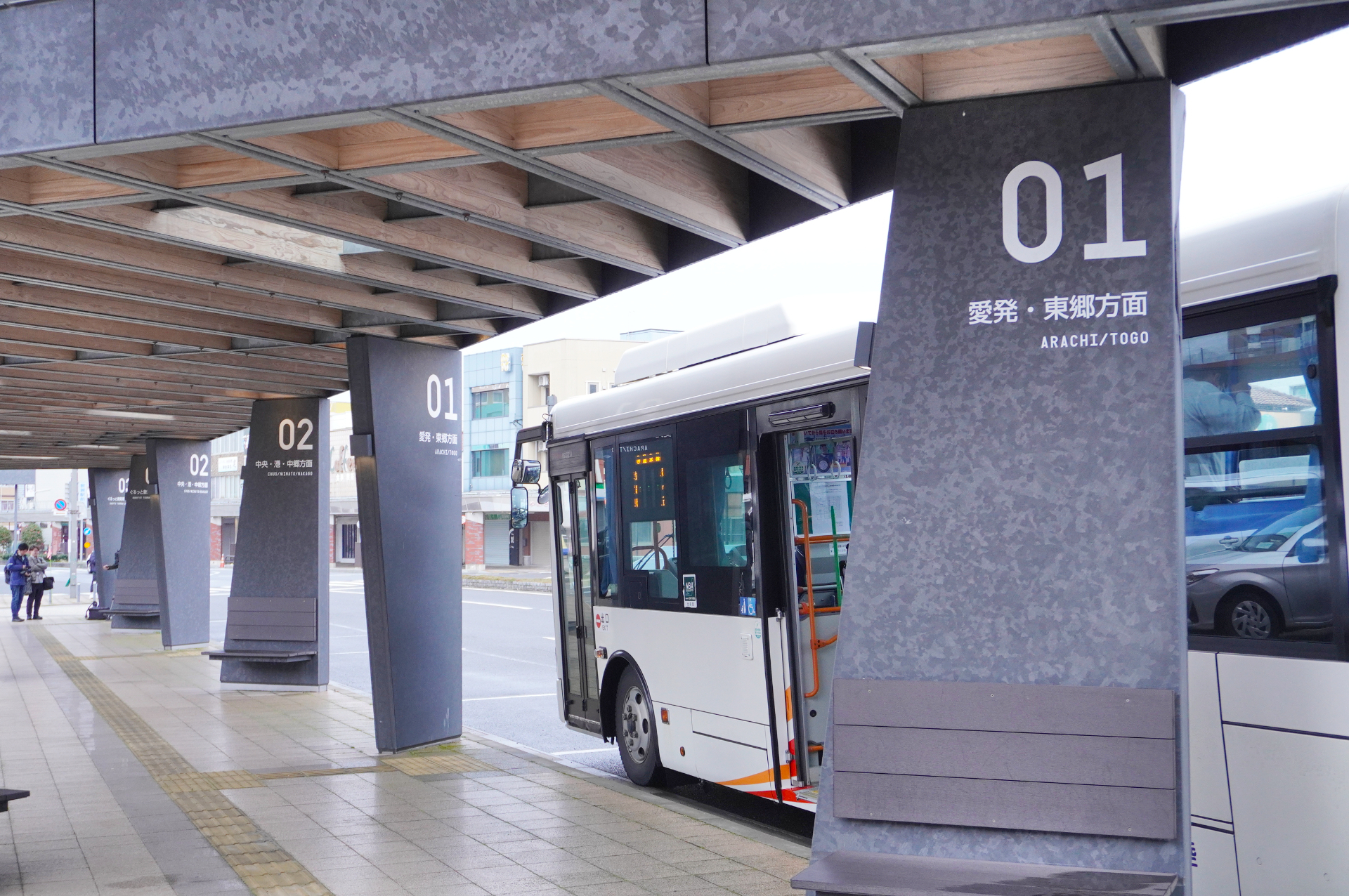 敦賀駅前にはバスプールとタクシー乗り場