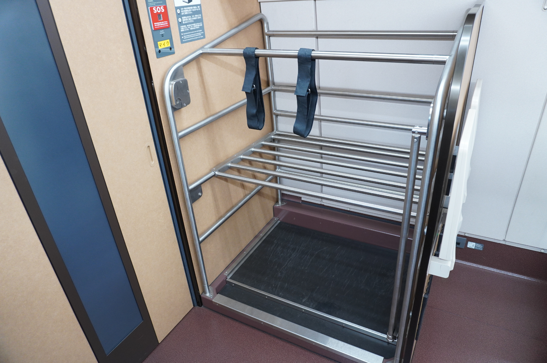 各車両内には大型荷物置場。その分、デッキのトイレと洗面台は広々