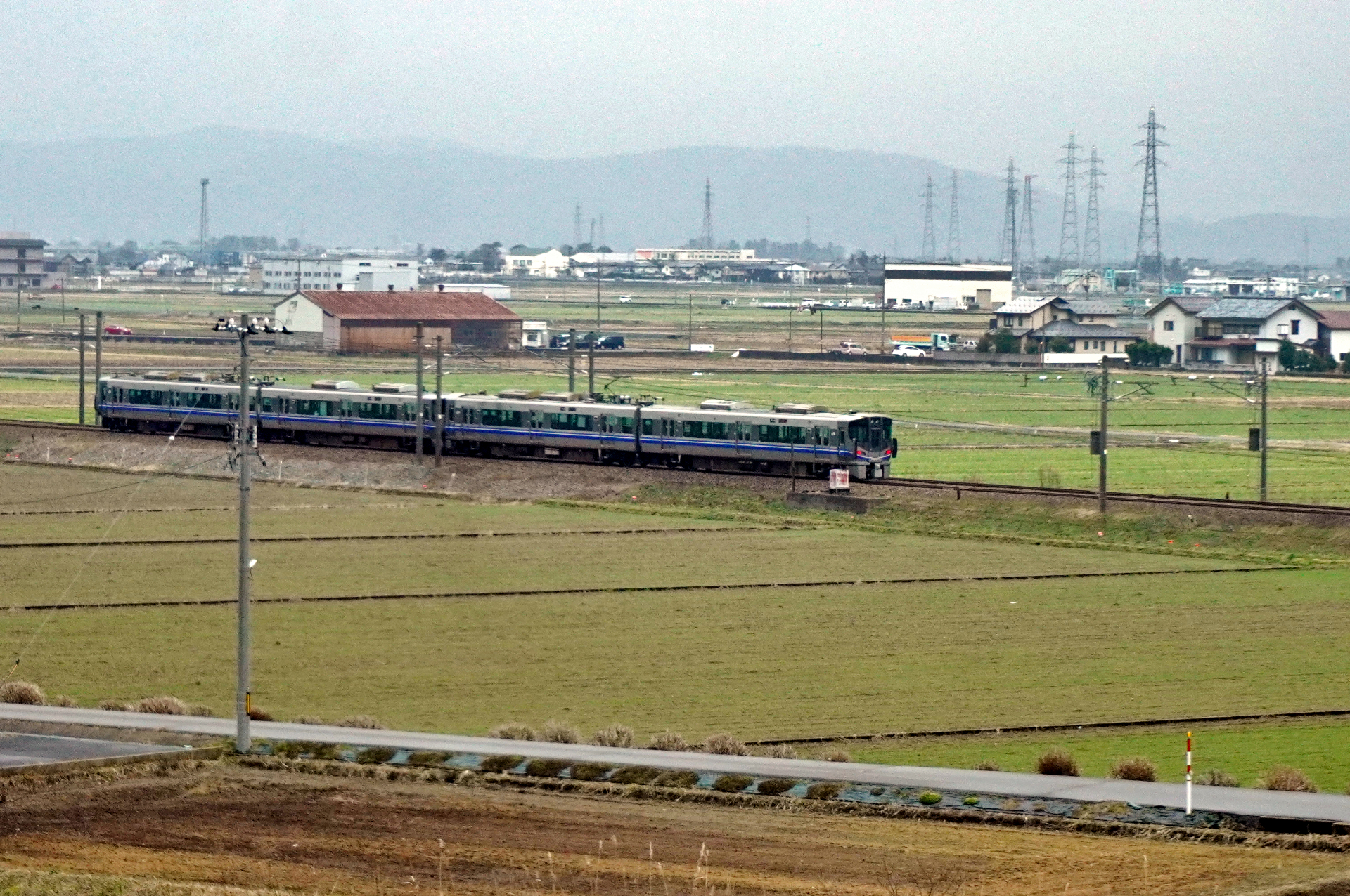 北陸新幹線と並行して走る在来線（北陸本線）