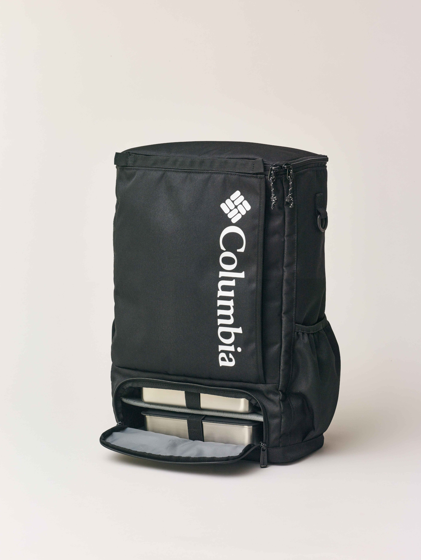 お弁当コンパートメントの仕切りはお弁当箱のサイズに応じて動かせる