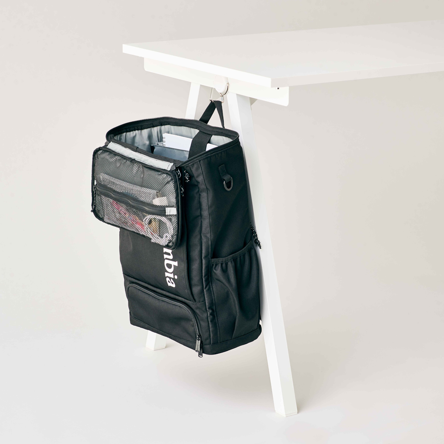 机にかけたままでも使いやすいフラップ構造。トップフラックはメッシュポケット付き