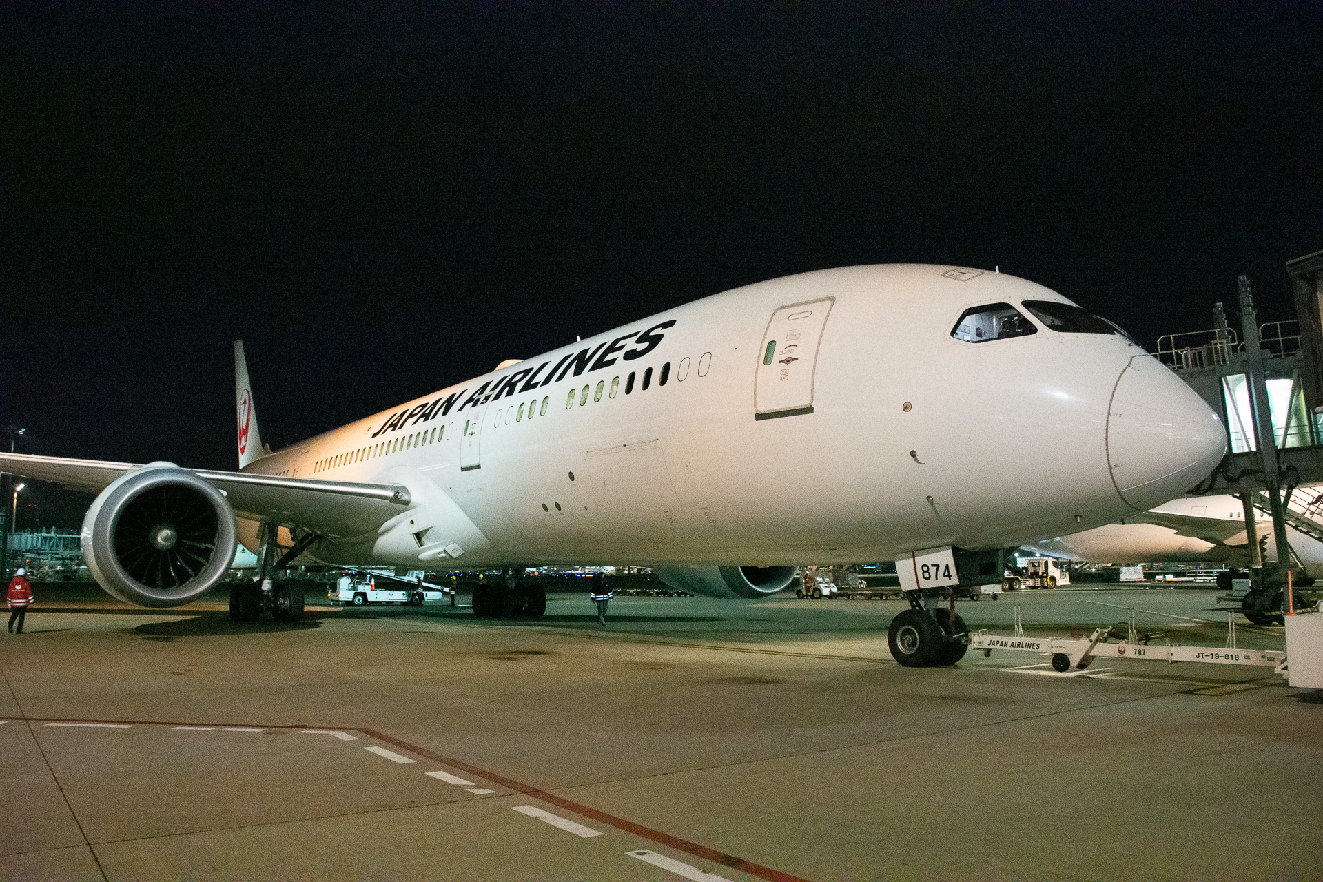 出発を待つJL74便
