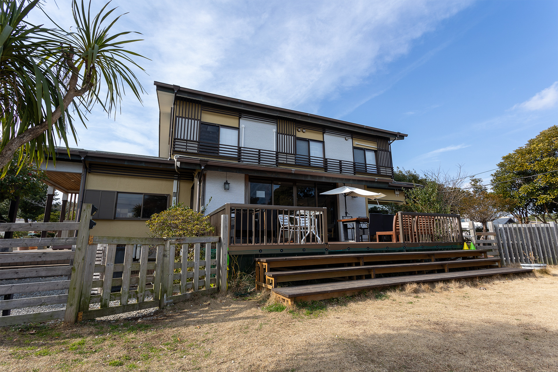 最後にホテルの情報を載せておく。建物の前の庭がドッグランになっていて、リビングからデッキを通ってダイレクトに出入りできる