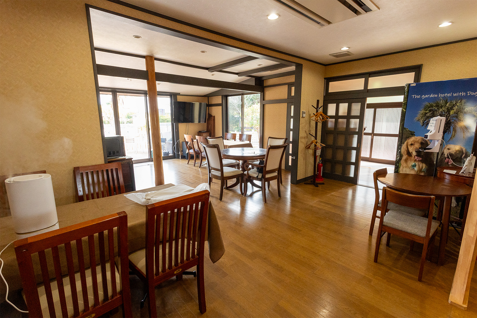 ドッグランを利用する際は例えば人が建物内にいて犬だけがドッグランにいるような「犬のことを管理できていない状態」になることは禁止。ドッグランから室内には足を拭かずに入ってもOK