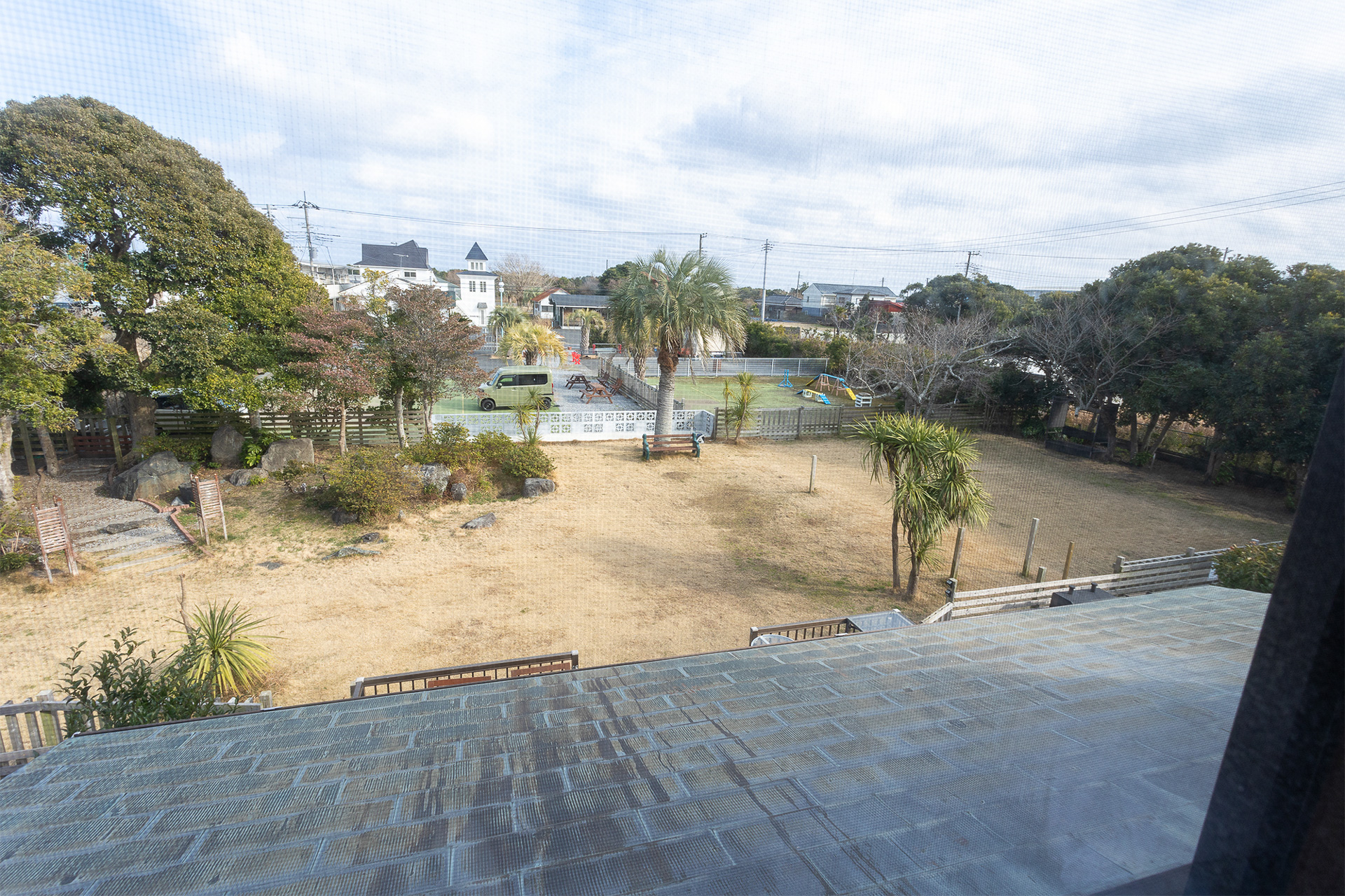 2会の部屋からの見た風景。奥に緑色のクルマ（N-VAN）が駐まっているところがRVパークのスペース