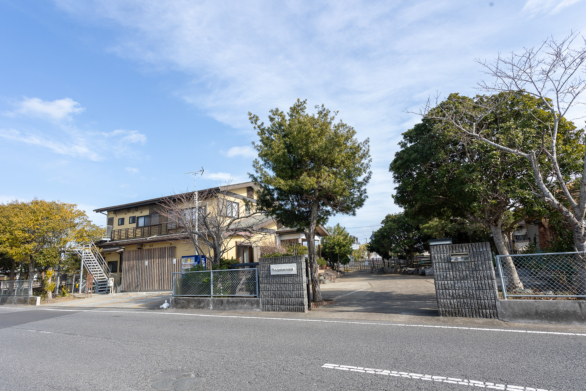 施設は内陸寄りの「桜通り」と海側の「九十九里ビーチライン」に挟まれる地理にあって、両方の道路からアクセスできるが「桜通り」側が正面入口となる