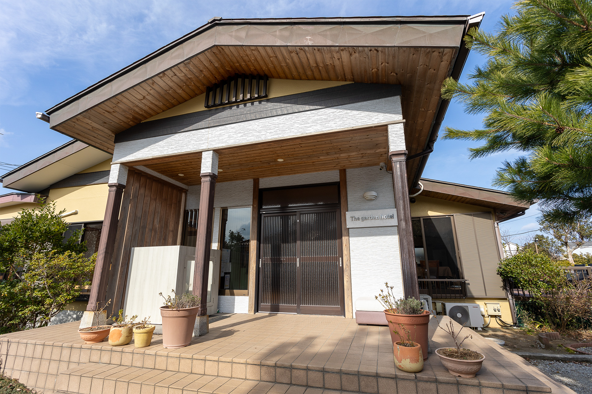 正面玄関。こちら側にも駐車スペースはある