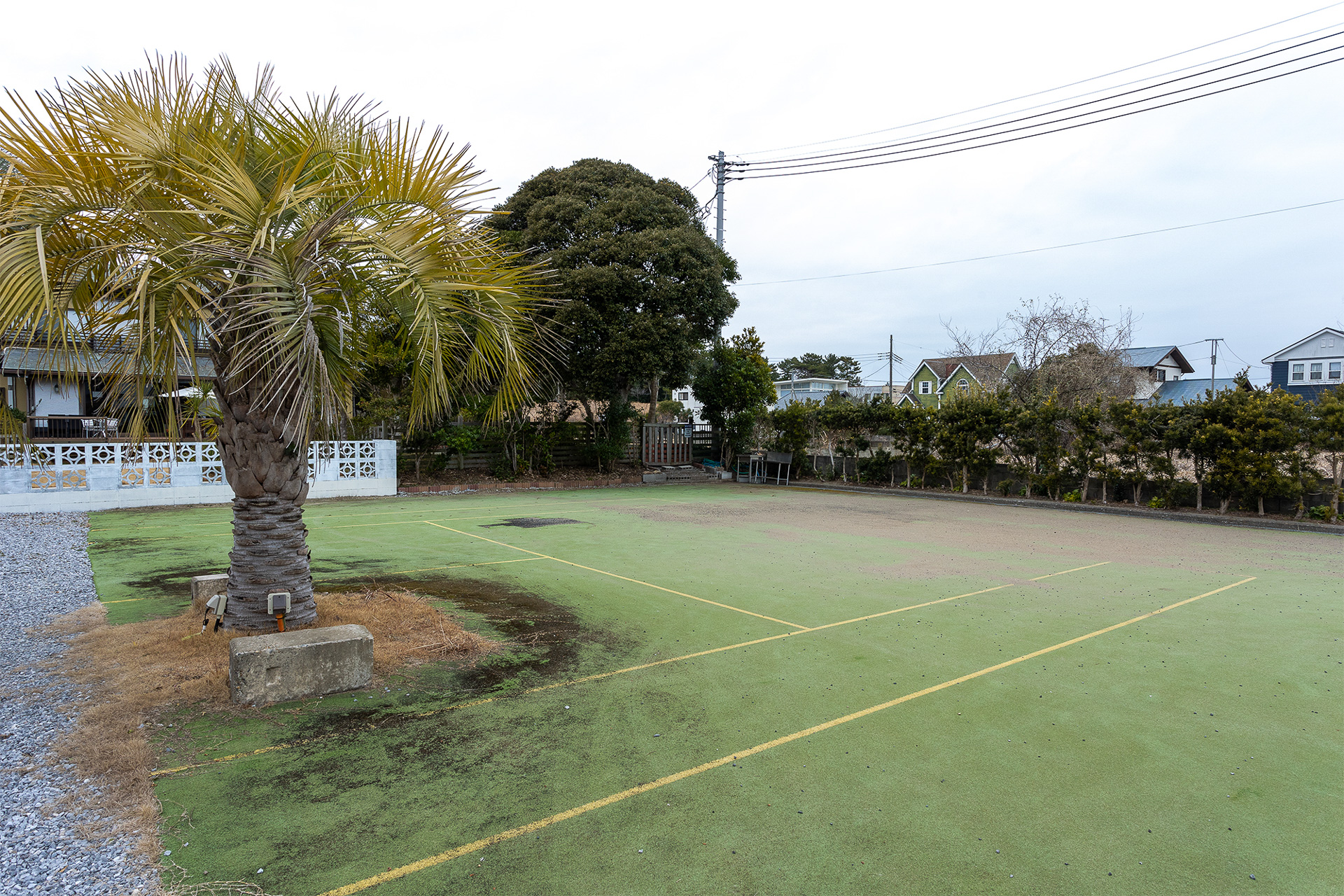 電源が不要なときは奥の垣根沿いに駐める人もいるそうだ