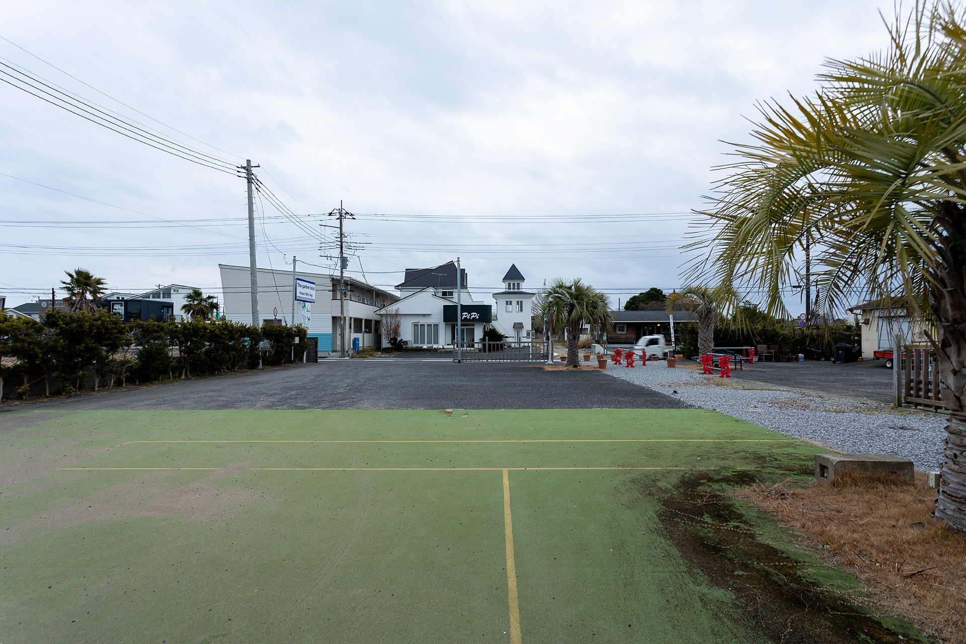 スペースから九十九里ビーチラインまでは距離があるので歩行者がクルマの側に来ることはないはず。深夜もたまにクルマは通っていたが音はそんなに気にならないものだった