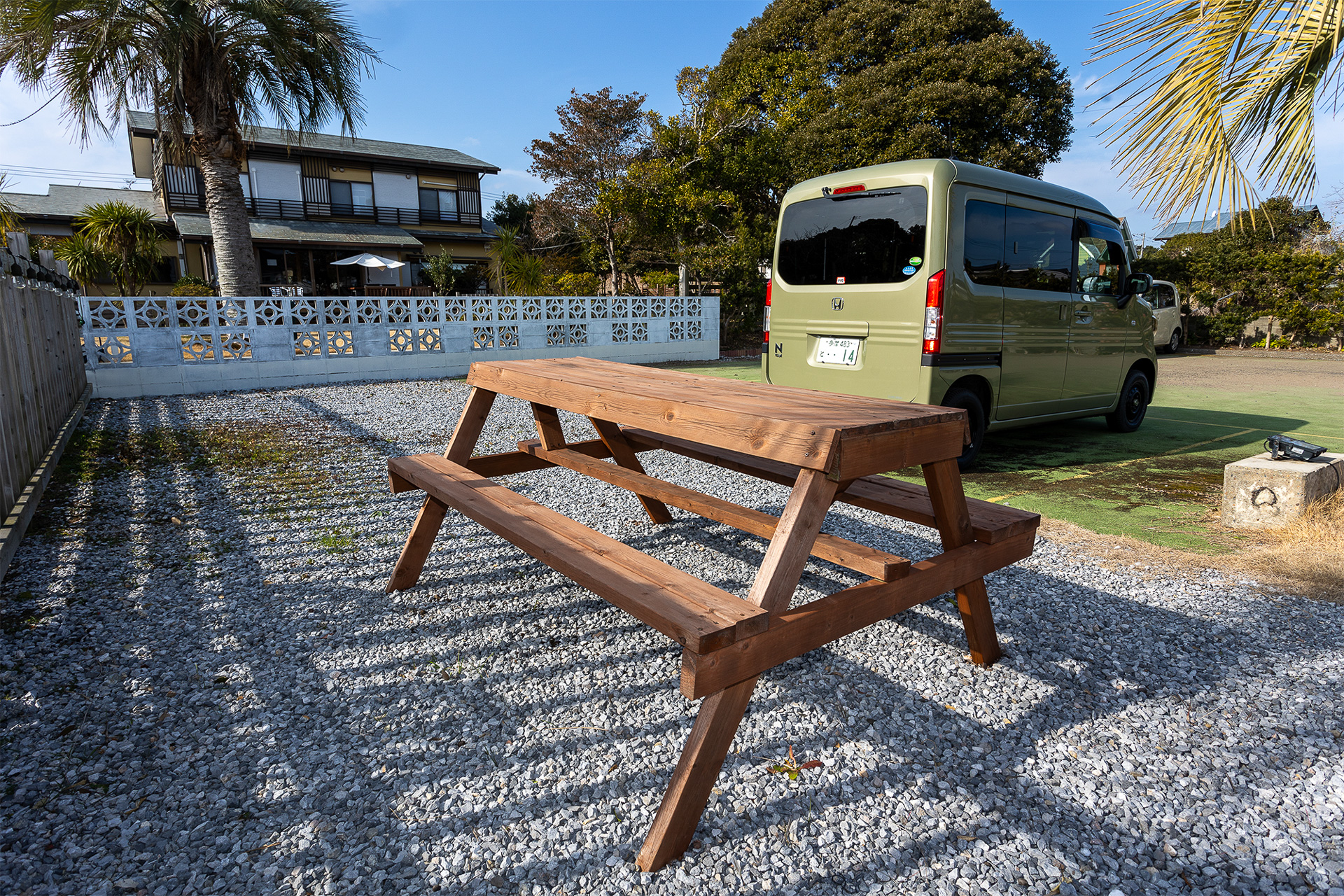 施設内は火気厳禁。たき火はもちろん、車外での火を使う湯沸かし、調理も禁止。イスやテーブルは備え付けのものがあるが、イスだけであれば持ち込んだモノを出してもいいとのこと