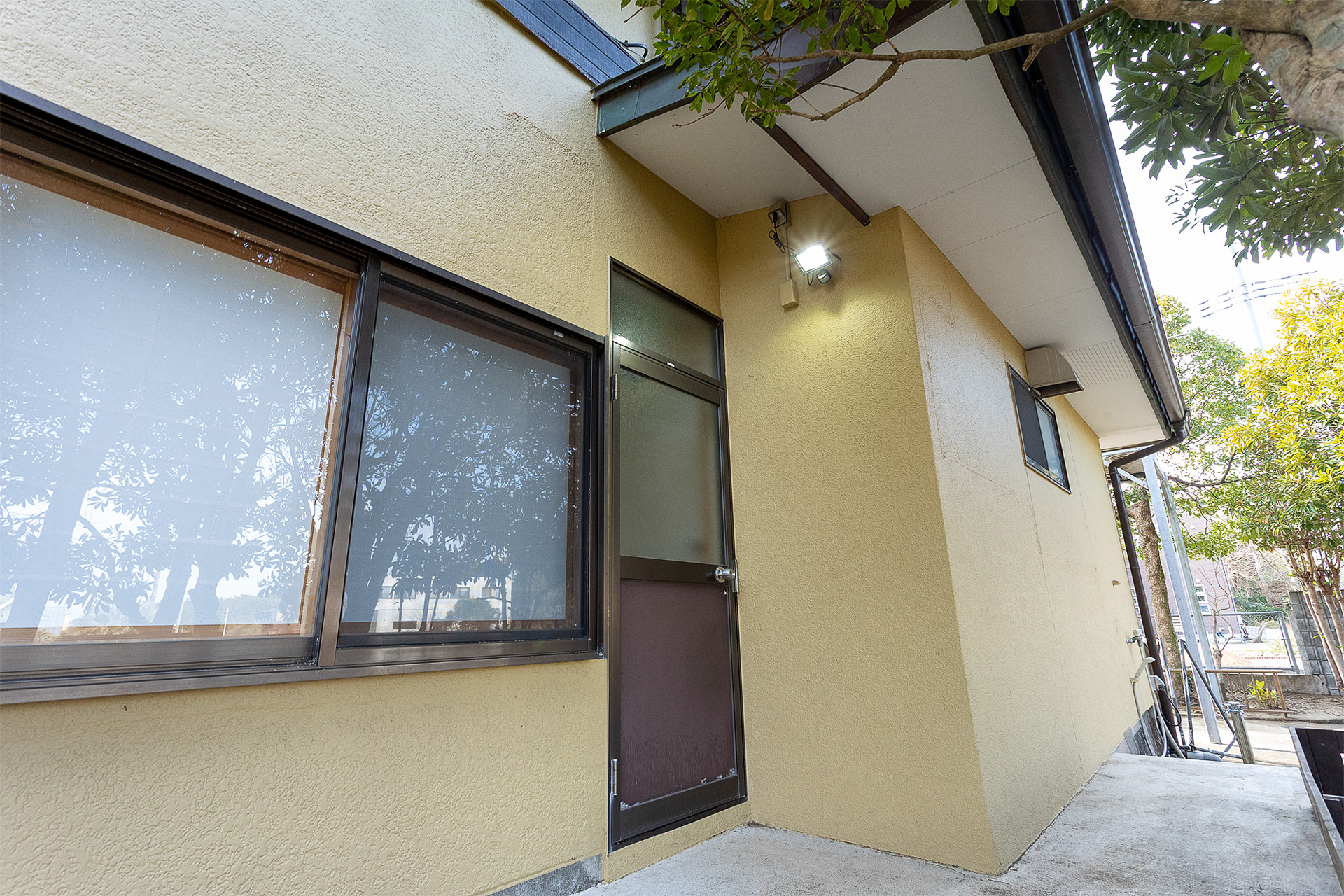 浴室やトイレへの入口。センサーライト付きなので夜も明るい。預かった合鍵を使ってドアを開ける。用が済んで出てきたときは施錠。トイレは何度か使うので、次にまた出入りすると分かっていても1回ごとに必ず施錠すること