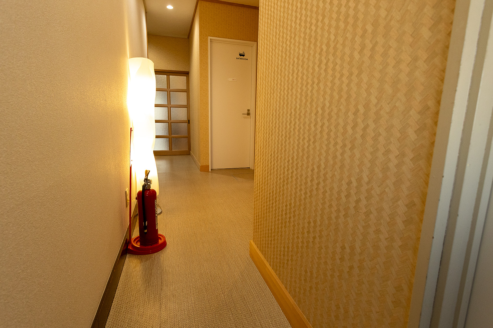 勝手口を開けて入ったところ。夜間は照明がついているので真っ暗ではない