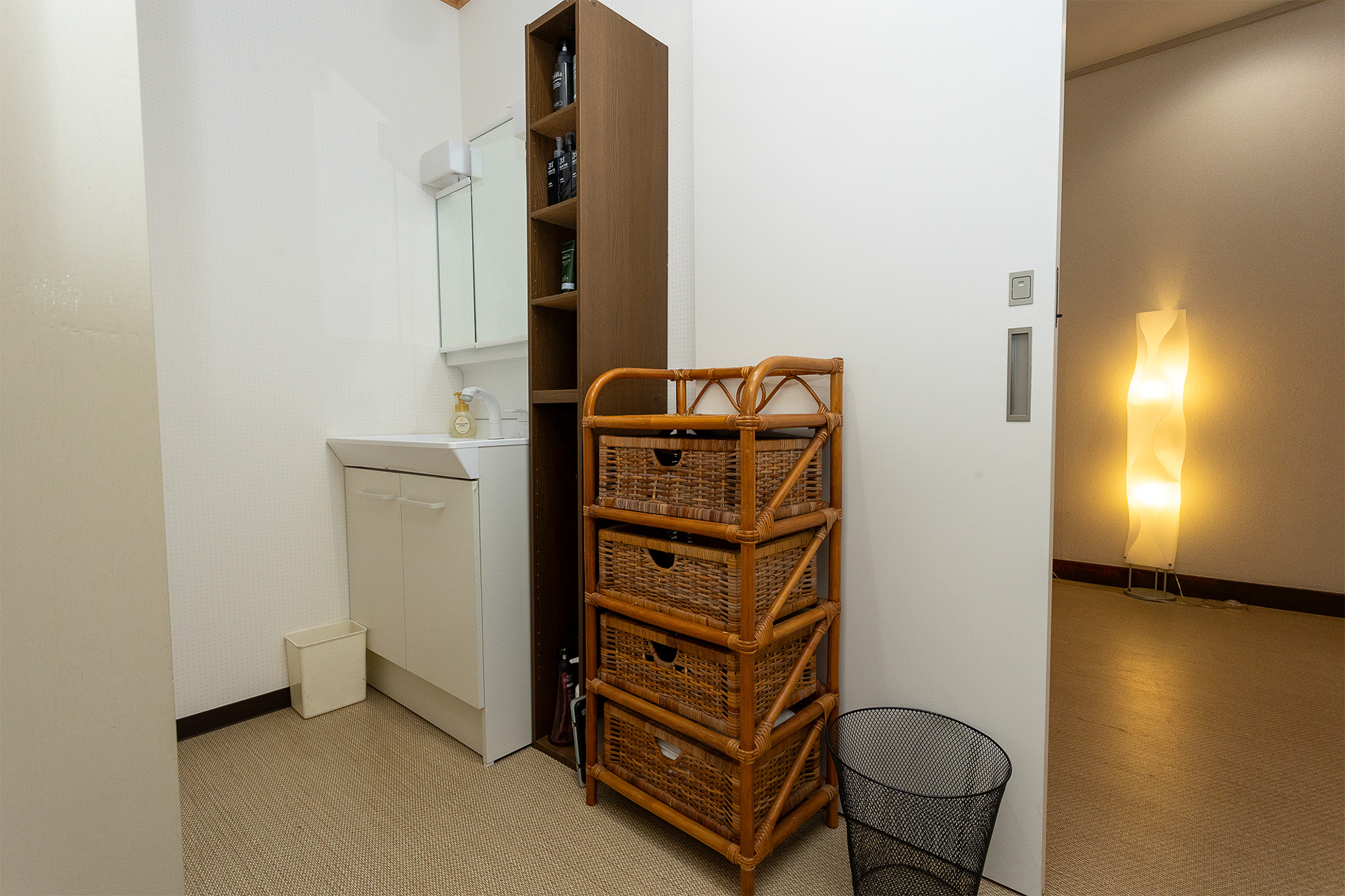 浴室の脱衣所。脱衣カゴがあり、洗面台もある。ただ、ドライヤーは置いてないので使う人は持参を