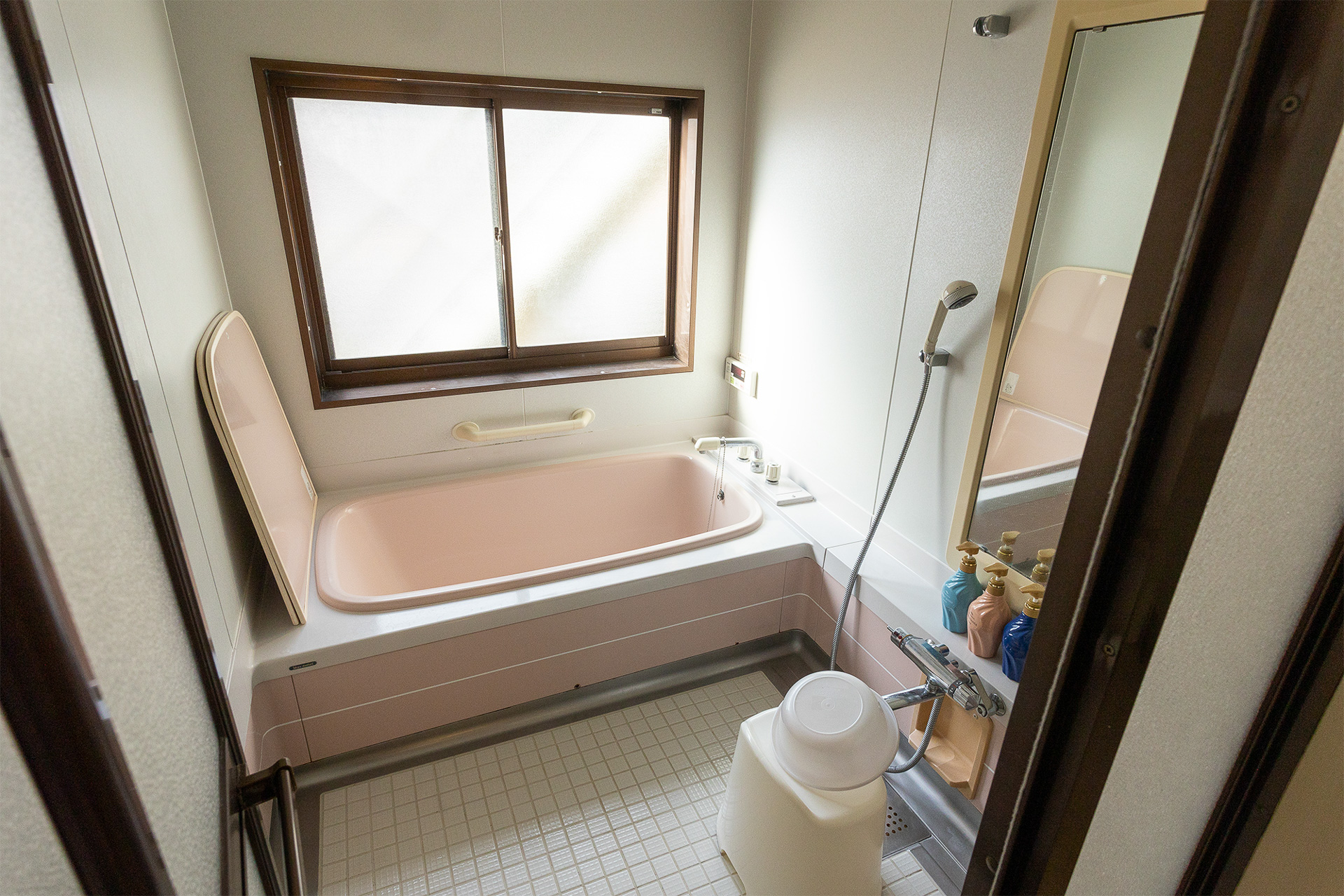 十分な広さがある浴室。湯張りも自分で行なう。順番を待つ利用者がいるときは使用後にお湯を抜き、浴槽をシャワーで流しておきたい