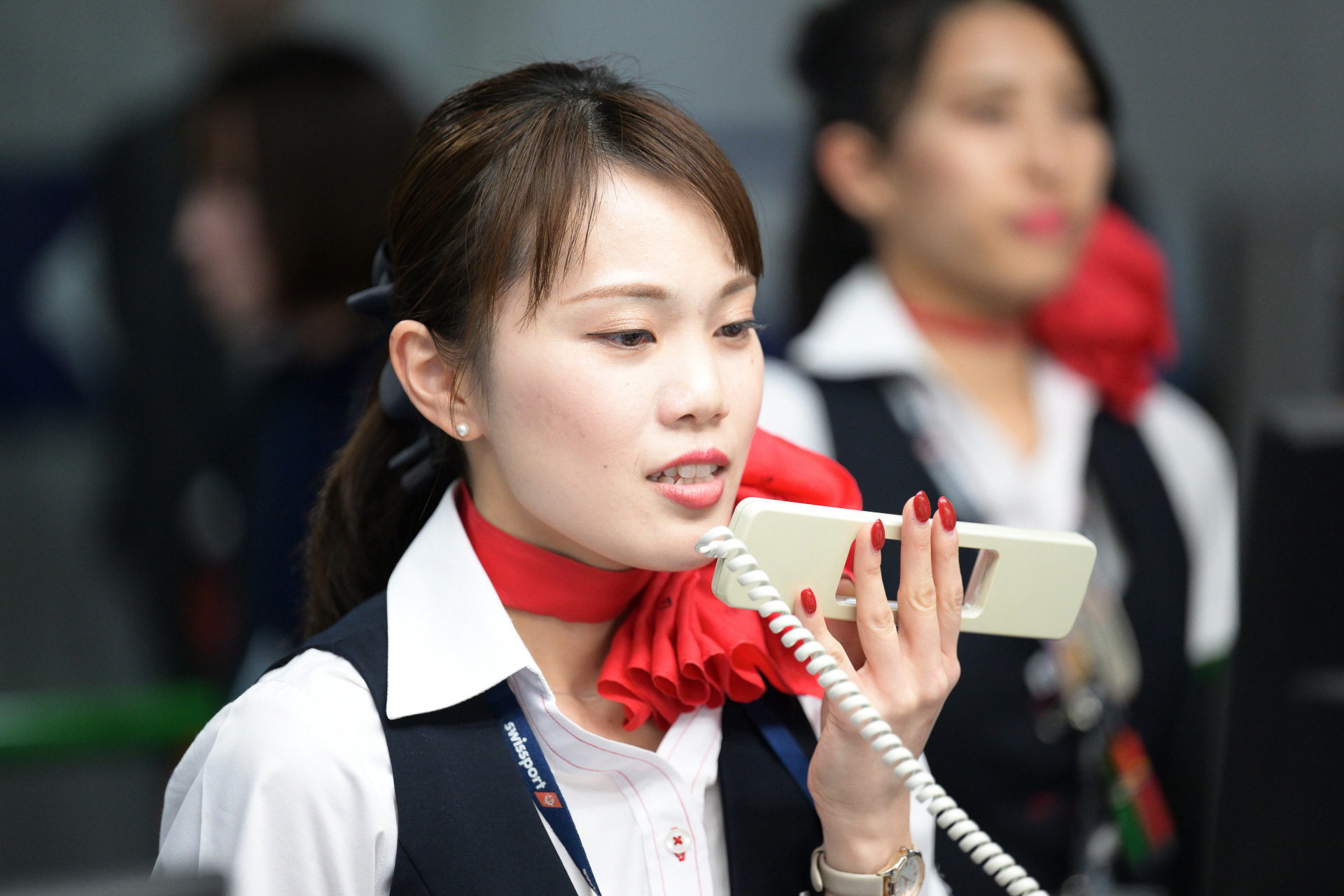 15年ぶりの再就航を祝う特別アナウンスを実施するスイスポートジャパン職員