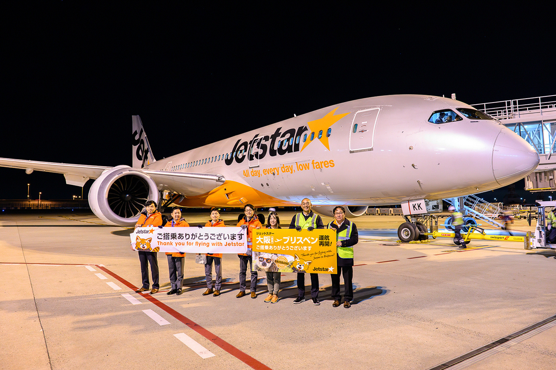 横断幕を持つ、ジェットスター、関西エアポート、スイスポートジャパンの職員