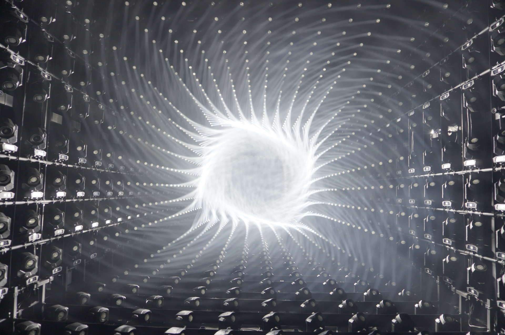 流れ出ていく光によって巨大な彫刻が生まれる「ライトスカルプチャー -Flow」