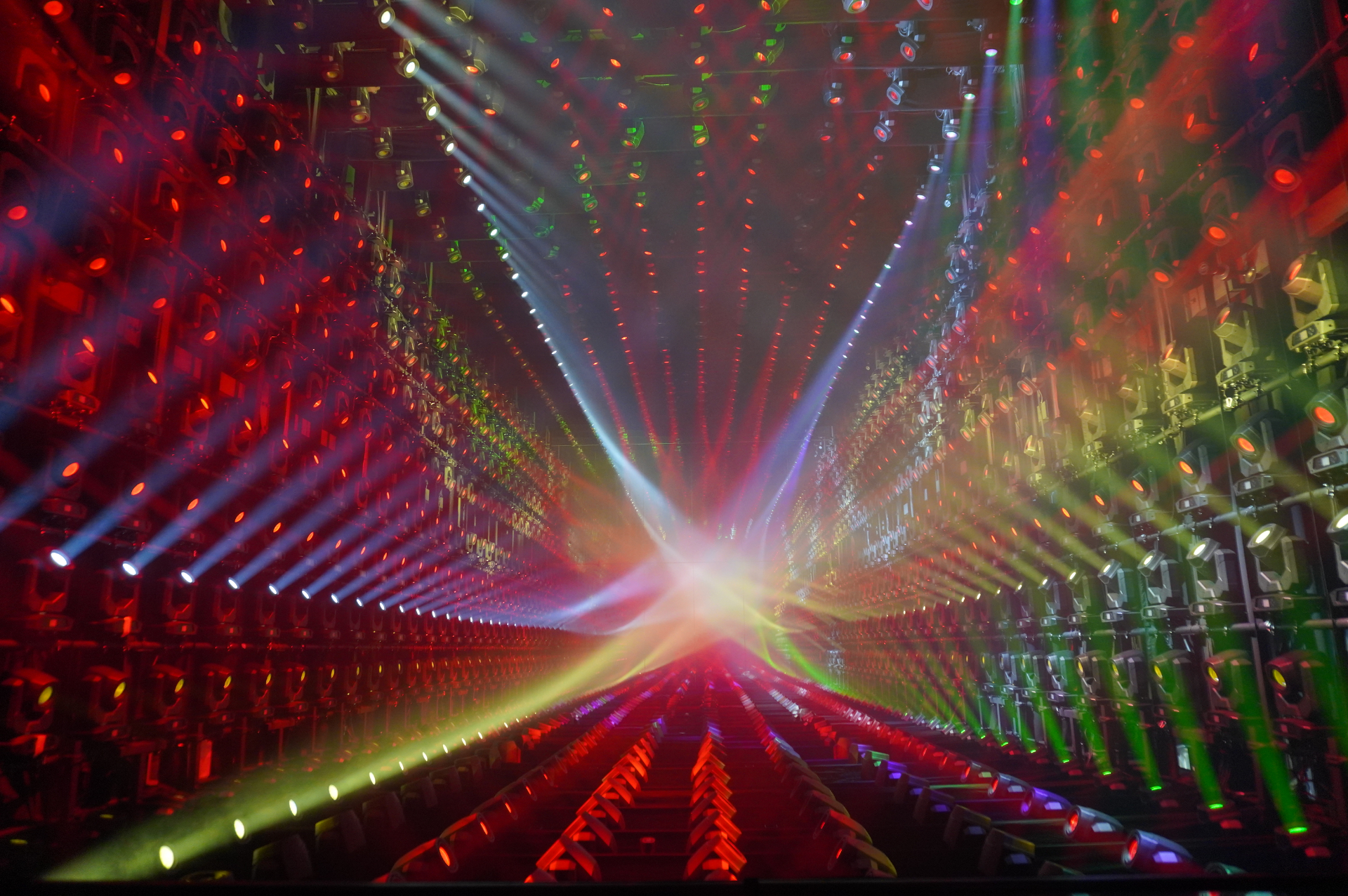 「ライトスカルプチャー -Flow」は複数の異なる作品群で構成される