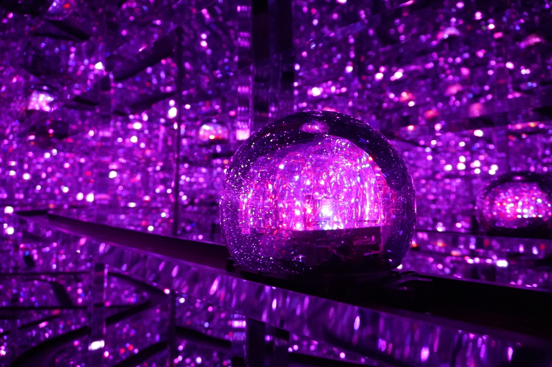 天井を見上げたり、鏡の床をのぞき込んだり、視点を変えると無限に続くような異空間が広がる