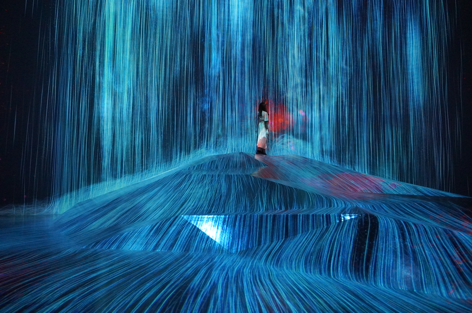 「人々のための岩に憑依する滝」