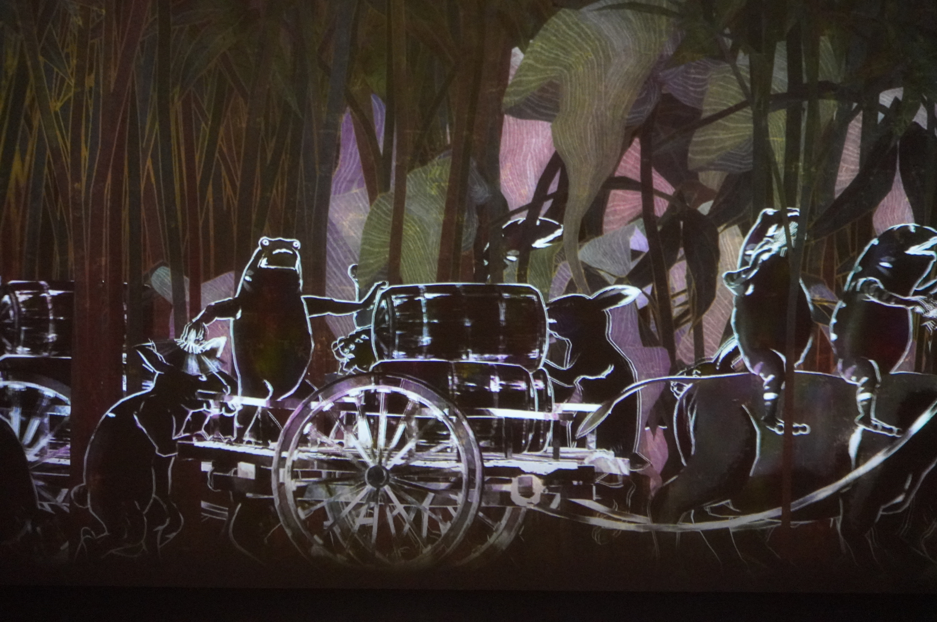 触れたり歩いたり、鑑賞者のアクションによってアートたちはおもしろい動きを見せる