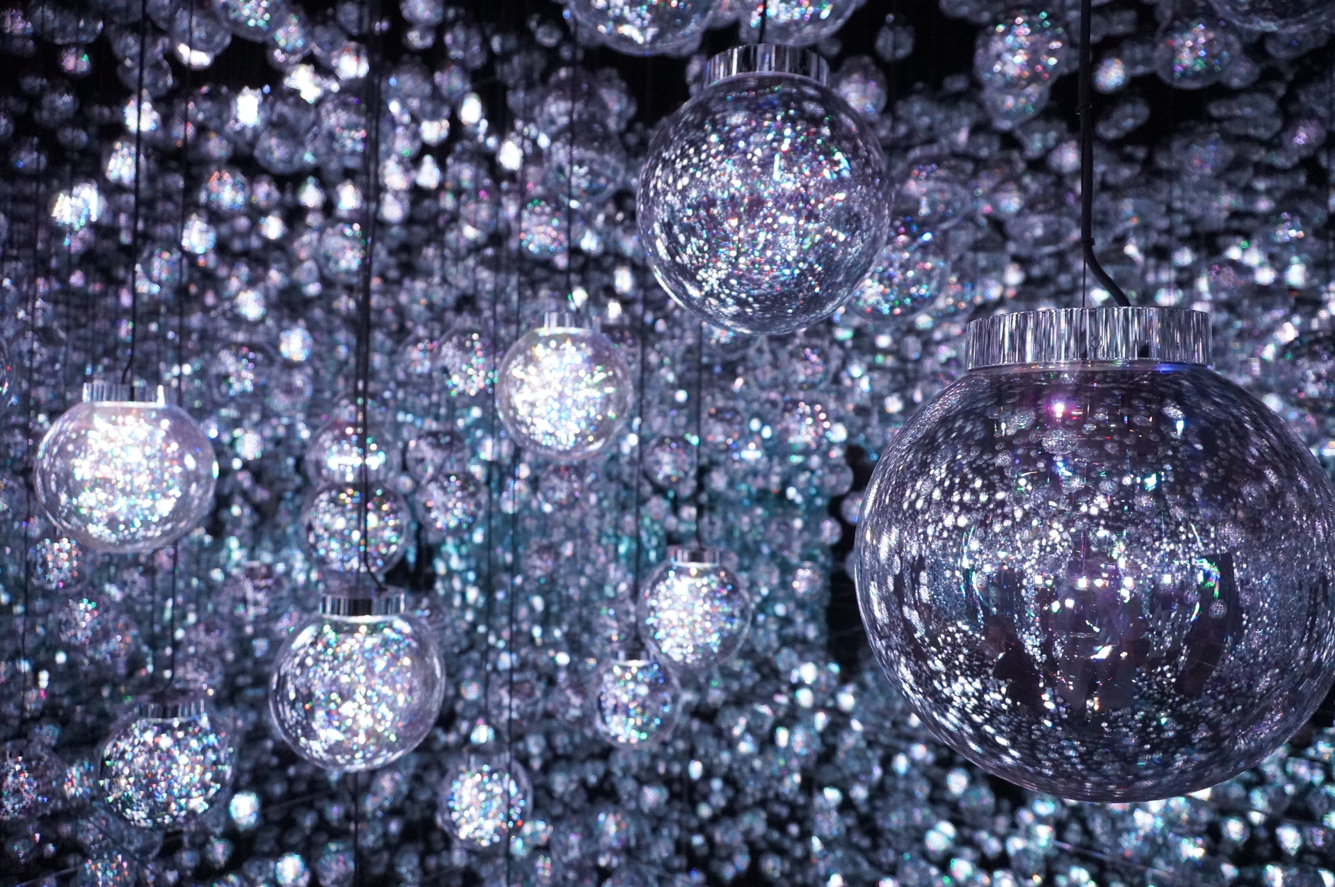 部屋じゅう埋め尽くされた球体のなかに、異なる光の現象が入り混じる