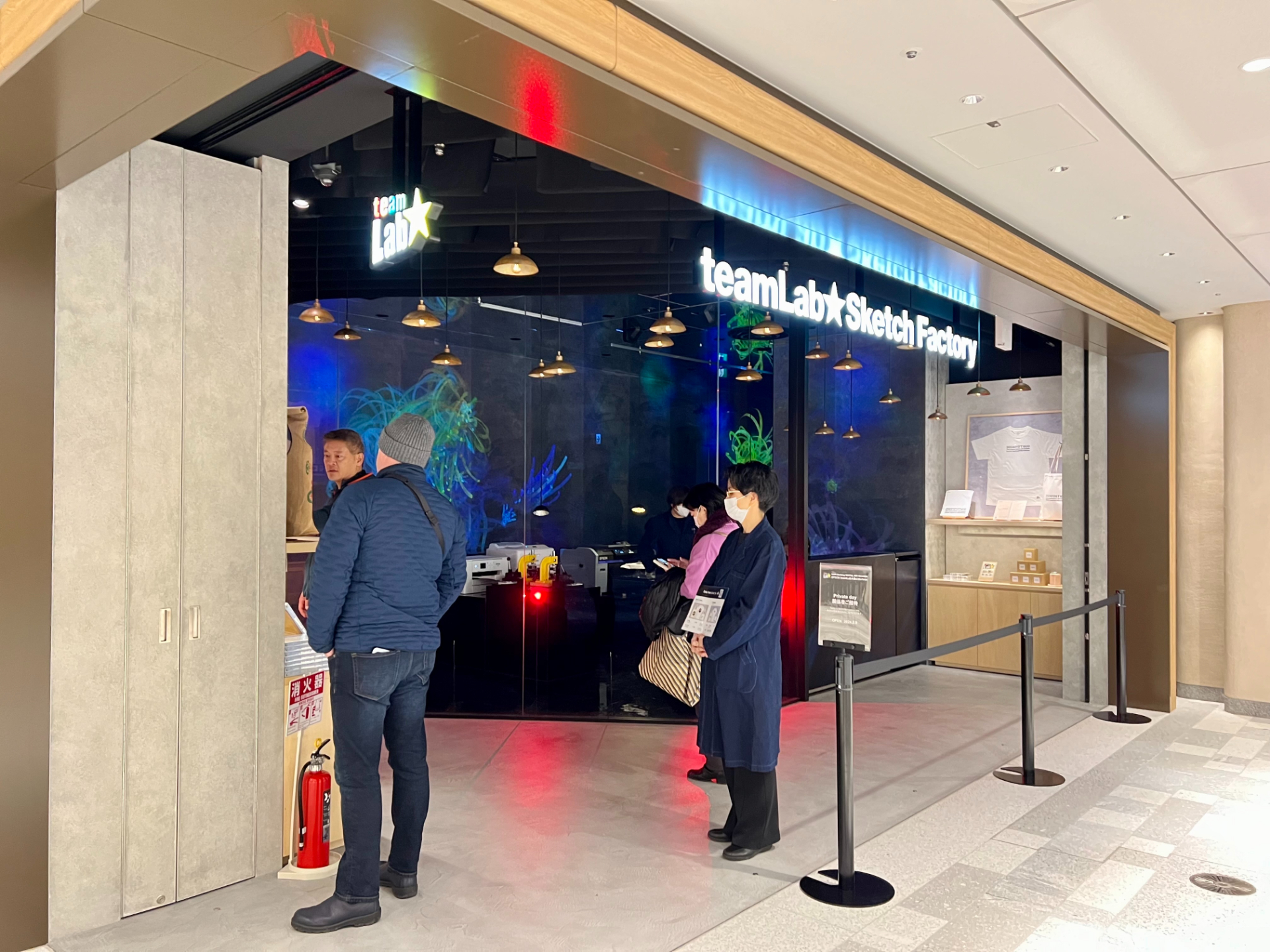 併設の「チームラボ スケッチファクトリー byチームラボボーダレス」でオリジナルグッズを制作・お持ち帰りできる