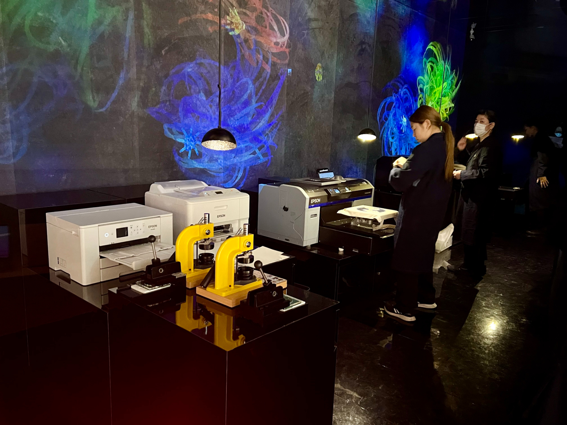 併設の「チームラボ スケッチファクトリー byチームラボボーダレス」でオリジナルグッズを制作・お持ち帰りできる