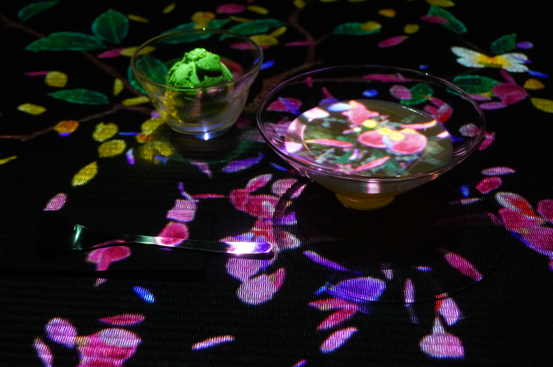 鑑賞の合間にひと休みできる「ティーハウス」