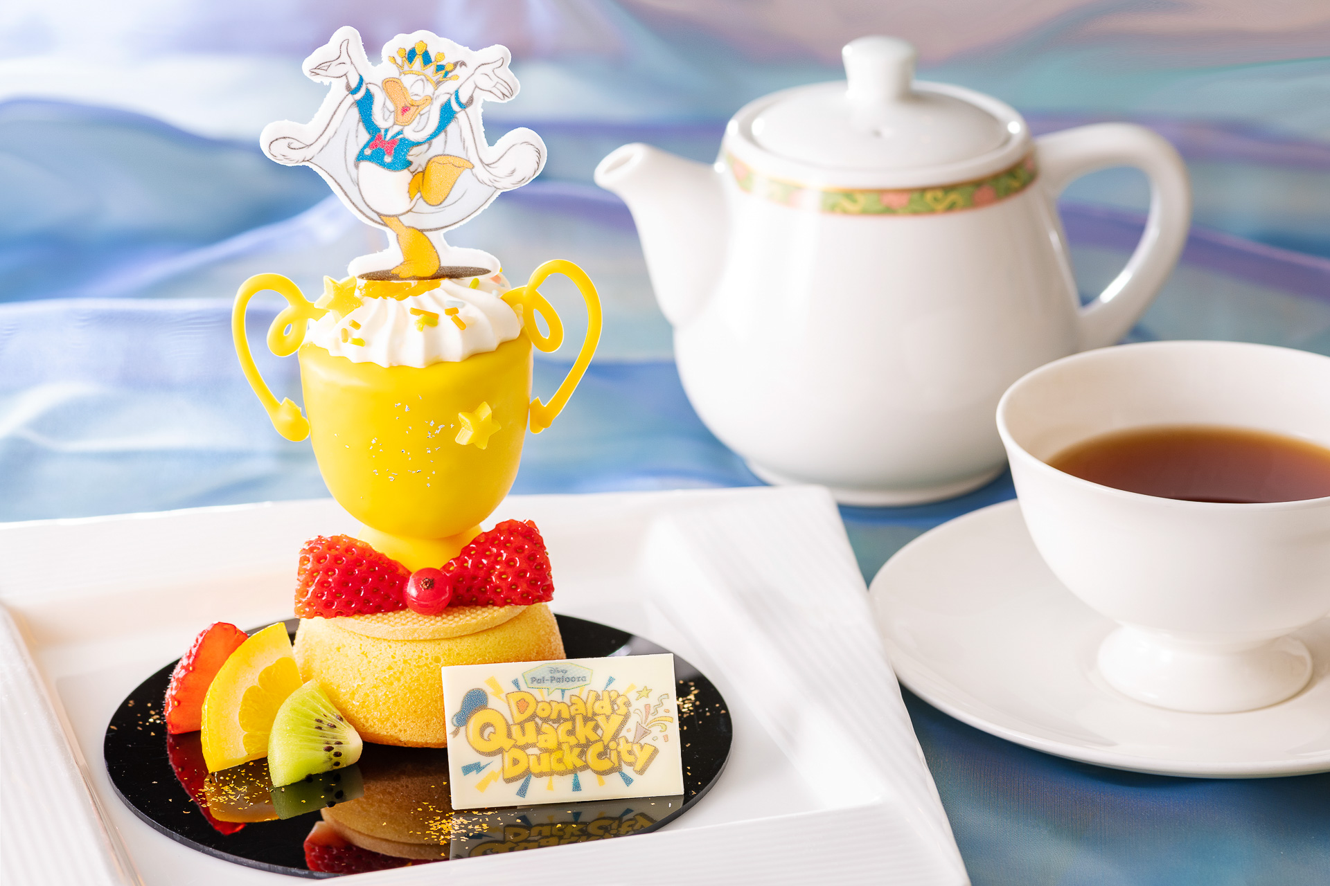 「ハイピリオン・ラウンジ」の「ディズニー・パルパルーザ“ドナルドのクワッキー・ダックシティ”ケーキセット」（2500円）