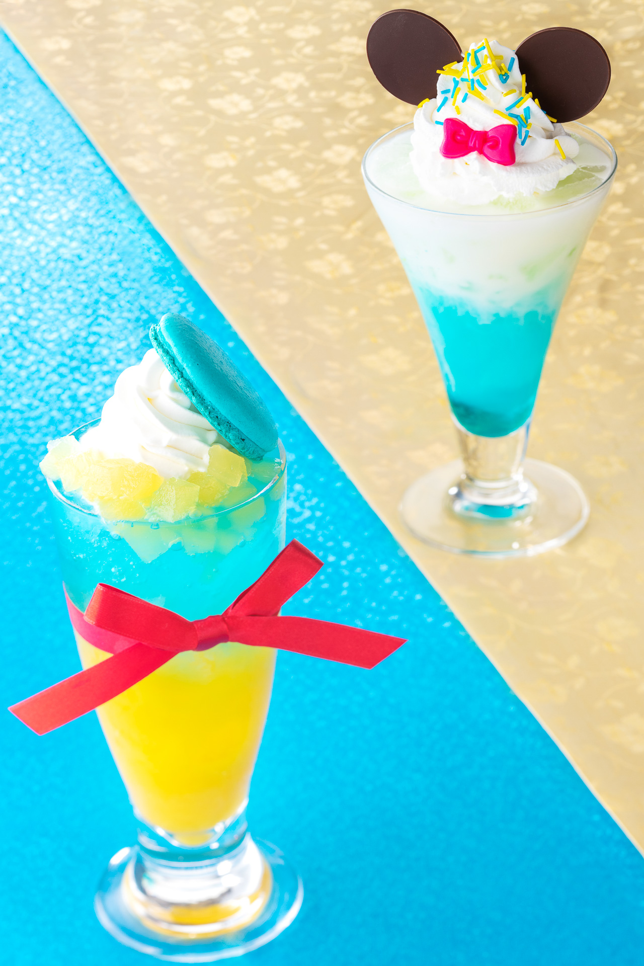 「ドリーマーズ・ラウンジ」の「ディズニー・パルパルーザ“ドナルドのクワッキー・ダックシティ”スペシャルドリンク」（各1500円）