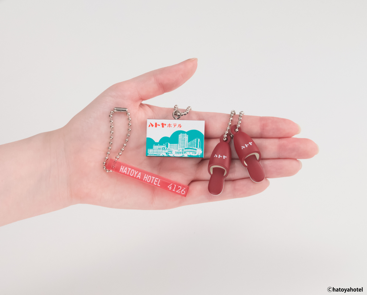 「ハトヤホテル」らしいアイテムを横約2.5～5.5cm、縦約0.9～4cmでミニチュア化
