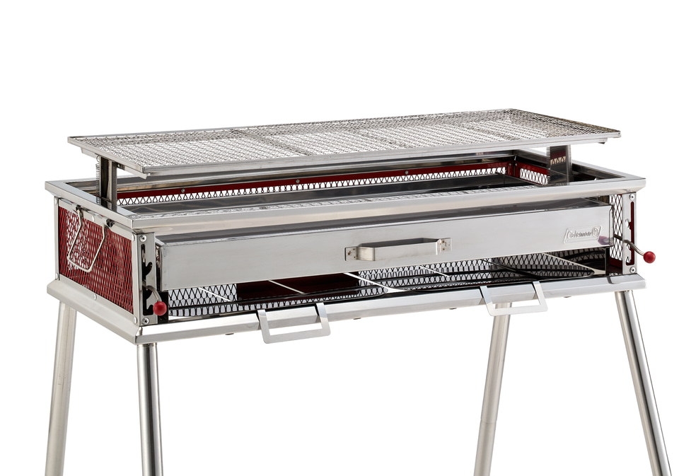 コールマン、定番の脚付きグリルに“簡易オーブン機能”が付いた新モデル