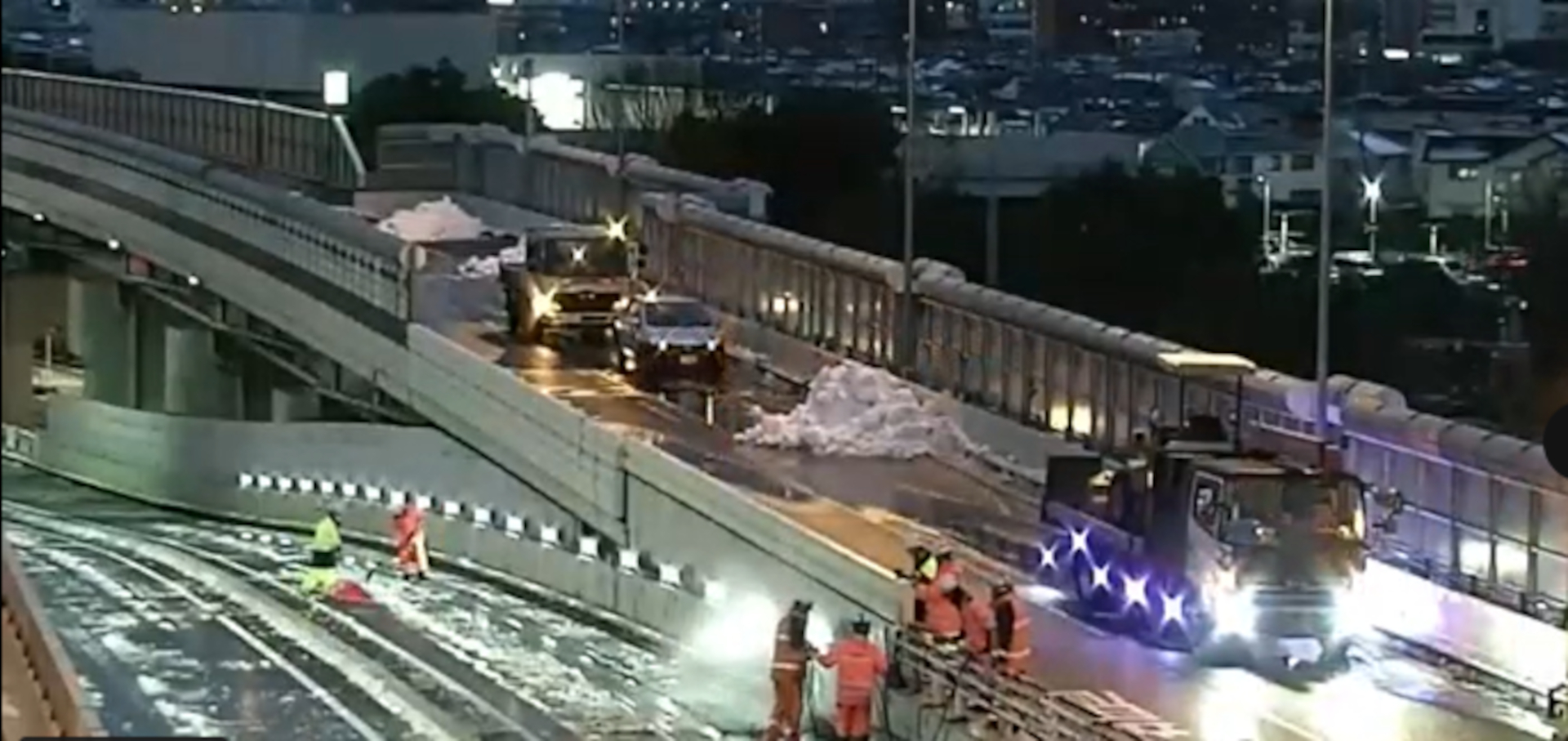 首都高速道路の除排雪作業