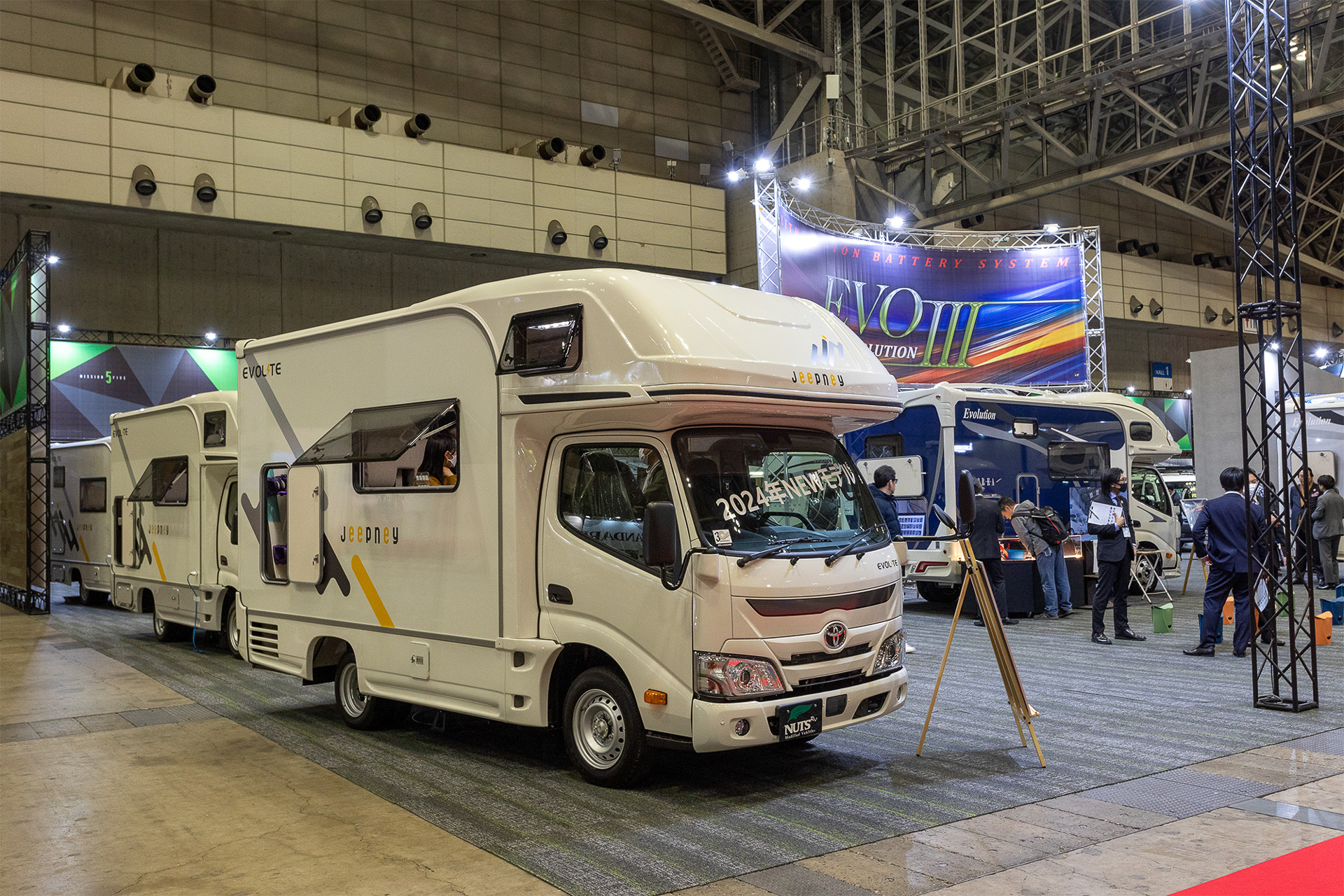 キャンピングカーと聞くと想像するのがこのタイプではないだろうか。トラックの荷台部分に居室を載せたキャブコン。居室の快適さを優先する場合はこのタイプがオススメ